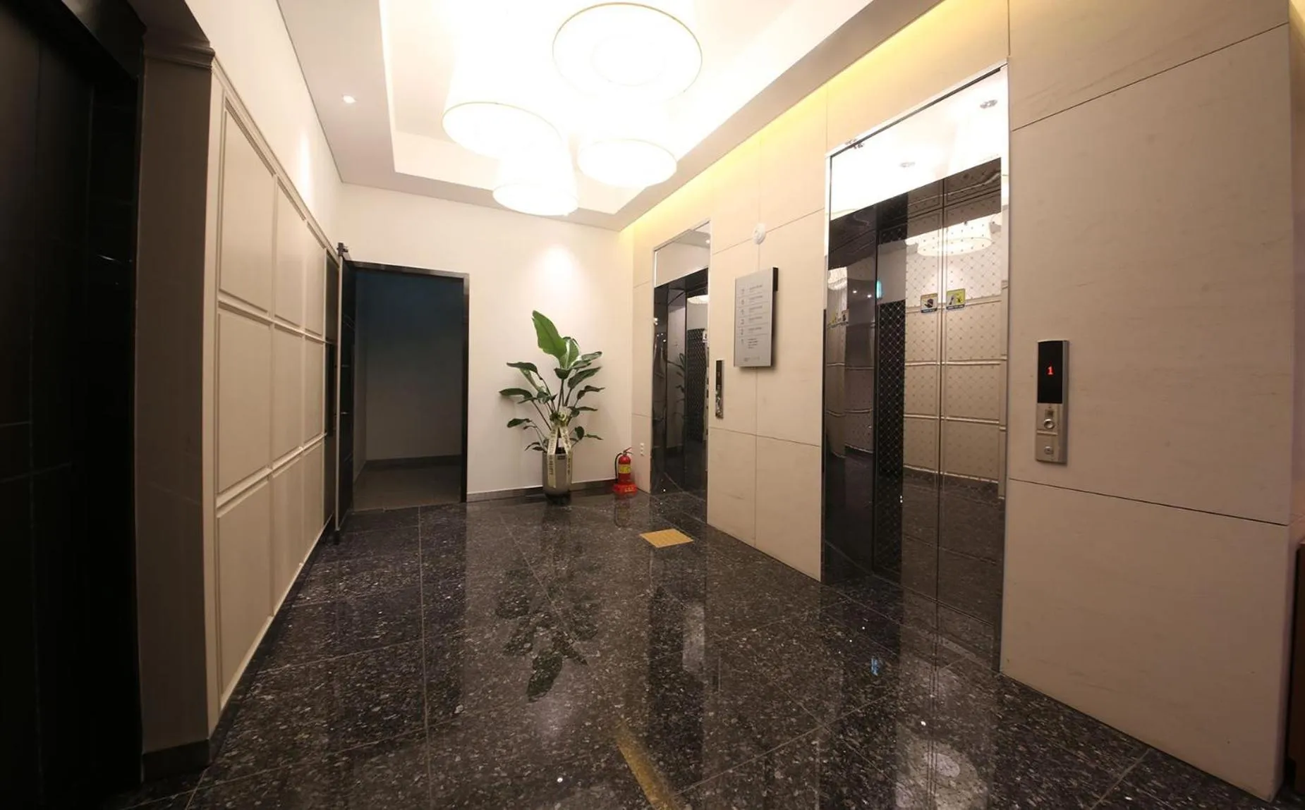 elevator in H Avenue Hotel in Gyeongju