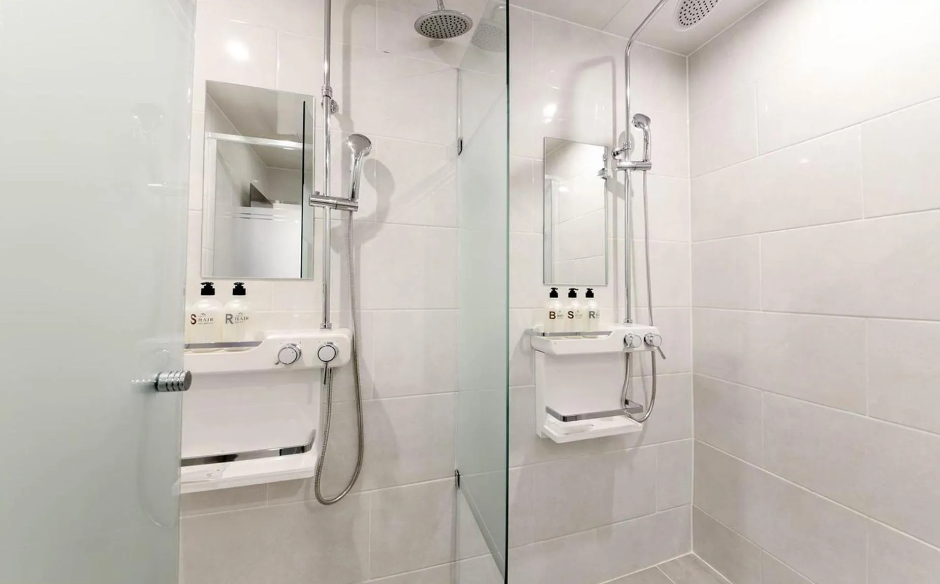 Shower in H Avenue Hotel in Gyeongju