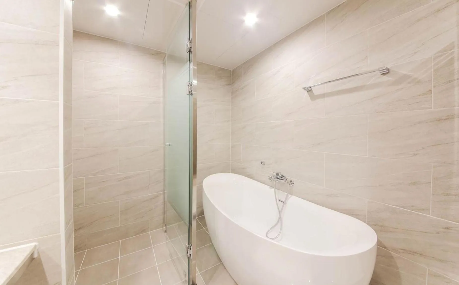 Shower in H Avenue Hotel in Gyeongju