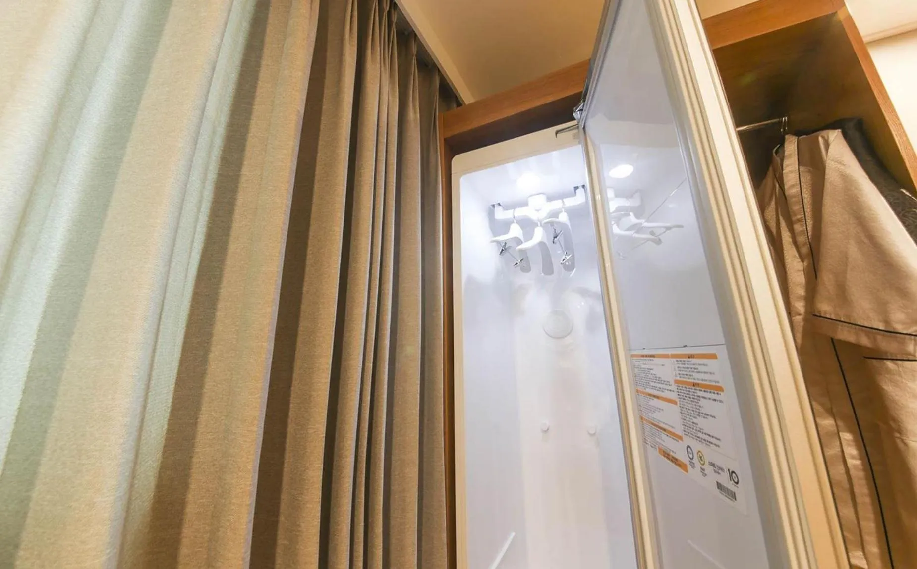 wardrobe in H Avenue Hotel in Gyeongju