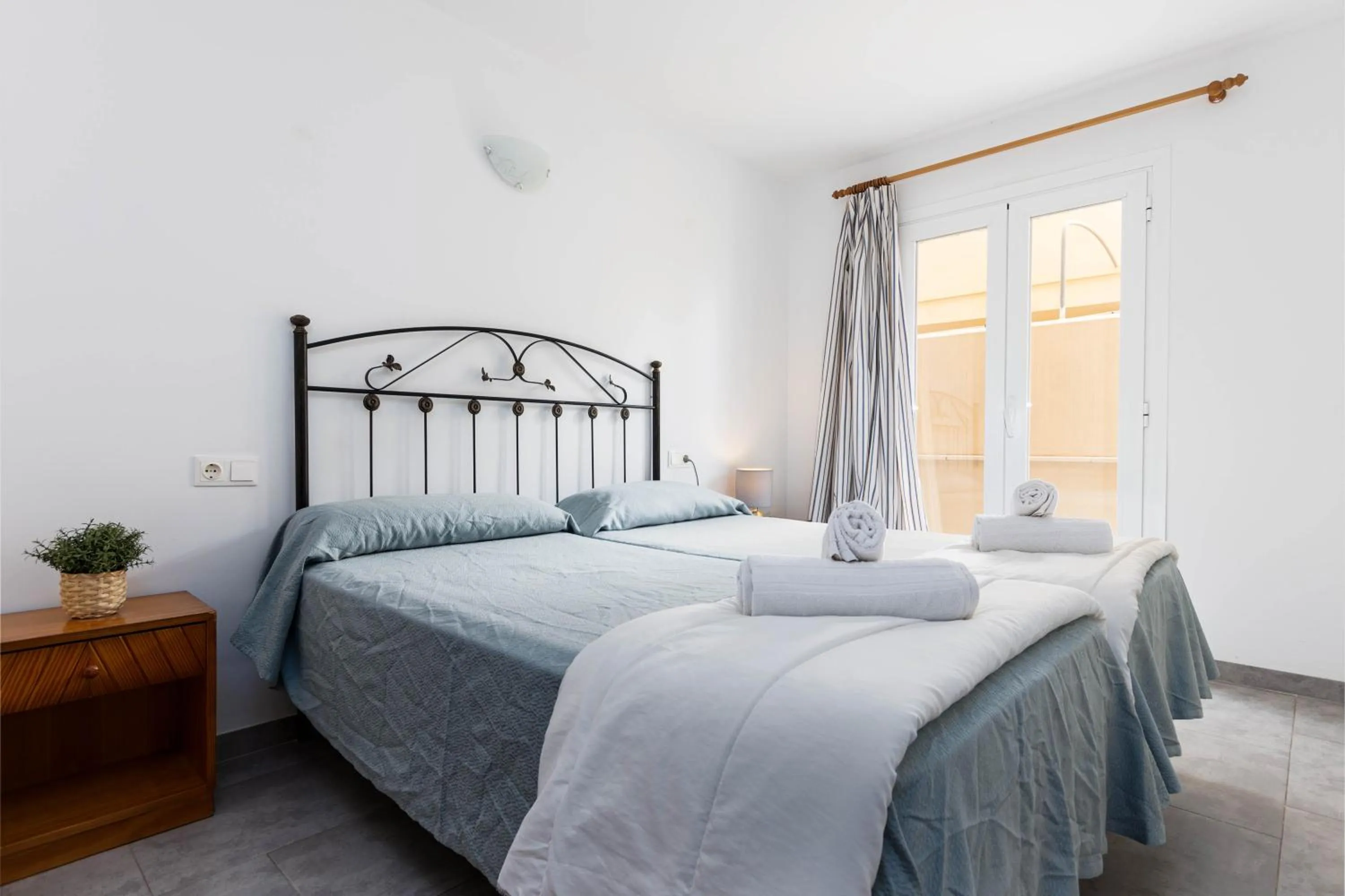 Bedroom, Bed in Acapulco Apartments