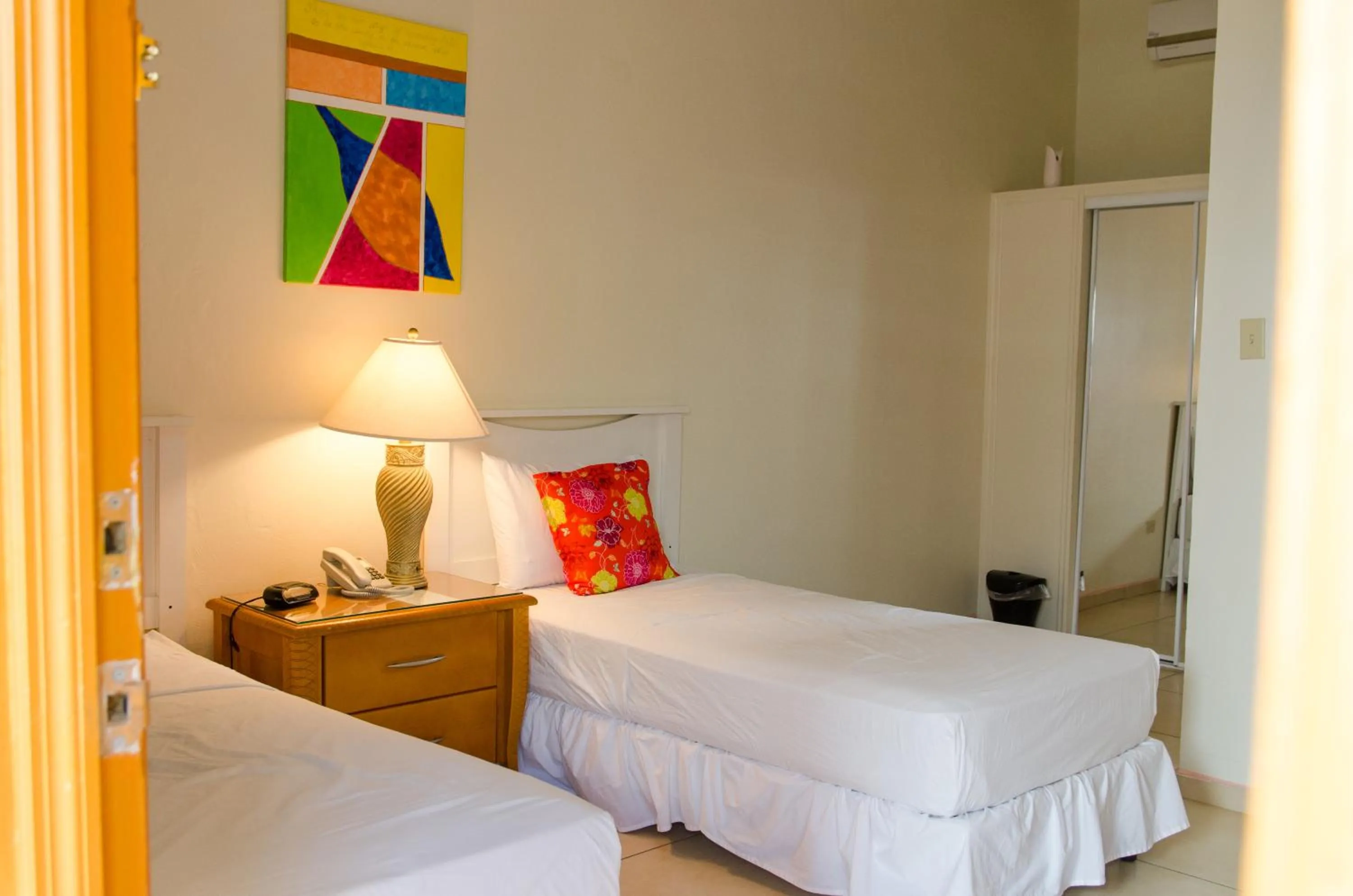 Photo of the whole room, Bed in Alicia's Inn