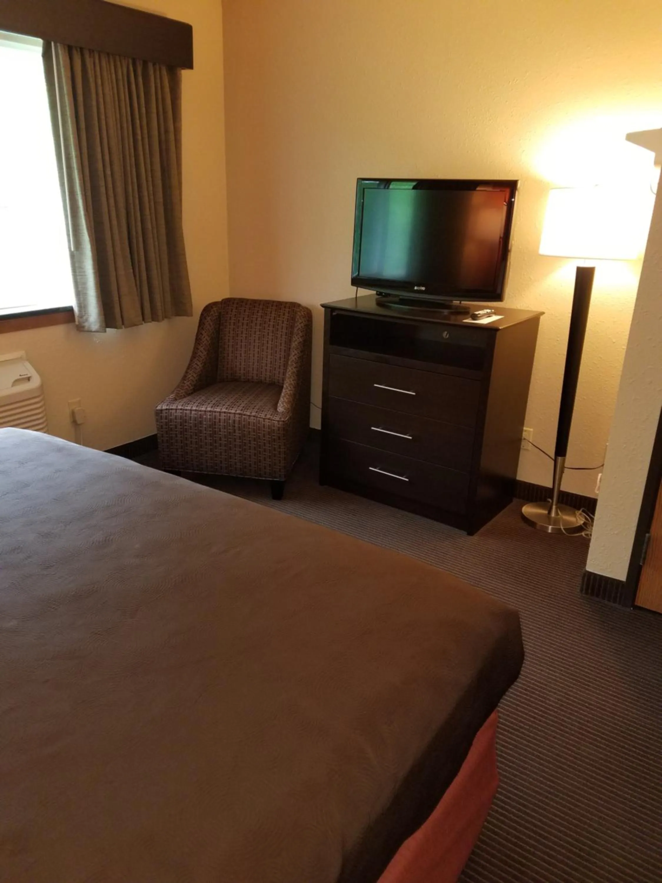 Bedroom, Bed in AmericInn by Wyndham Menomonie