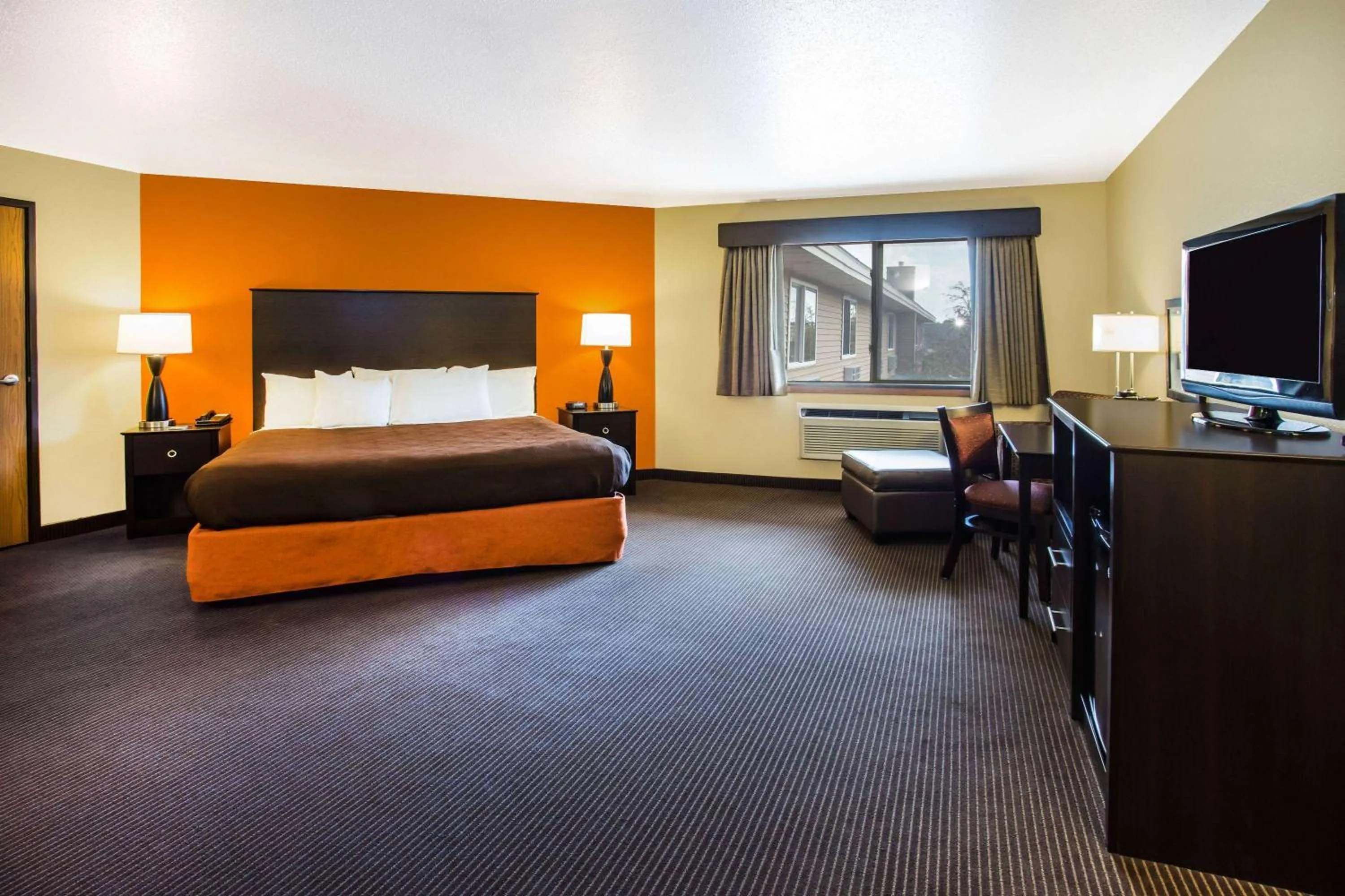 Photo of the whole room, Bed in AmericInn by Wyndham Menomonie