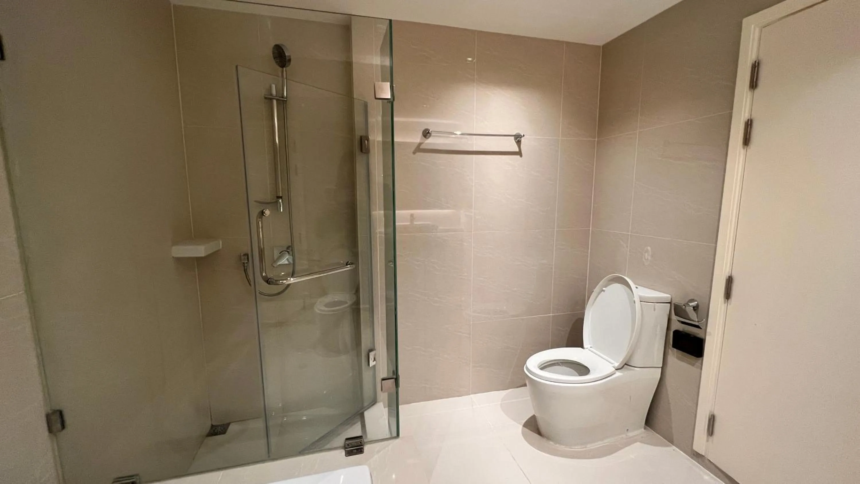 Shower in Bangkok Sukhumvit 36 Vtara