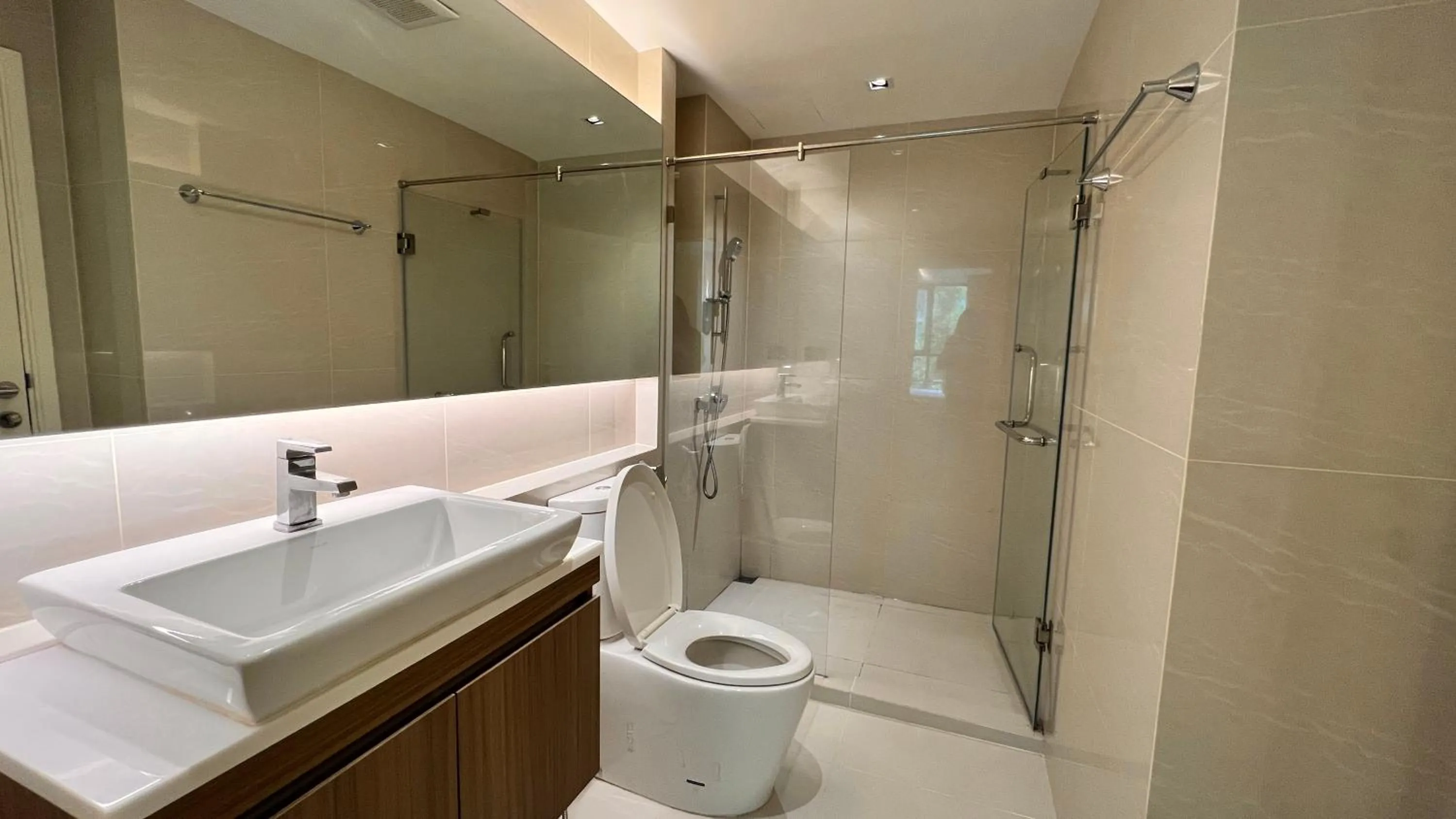 Shower in Bangkok Sukhumvit 36 Vtara