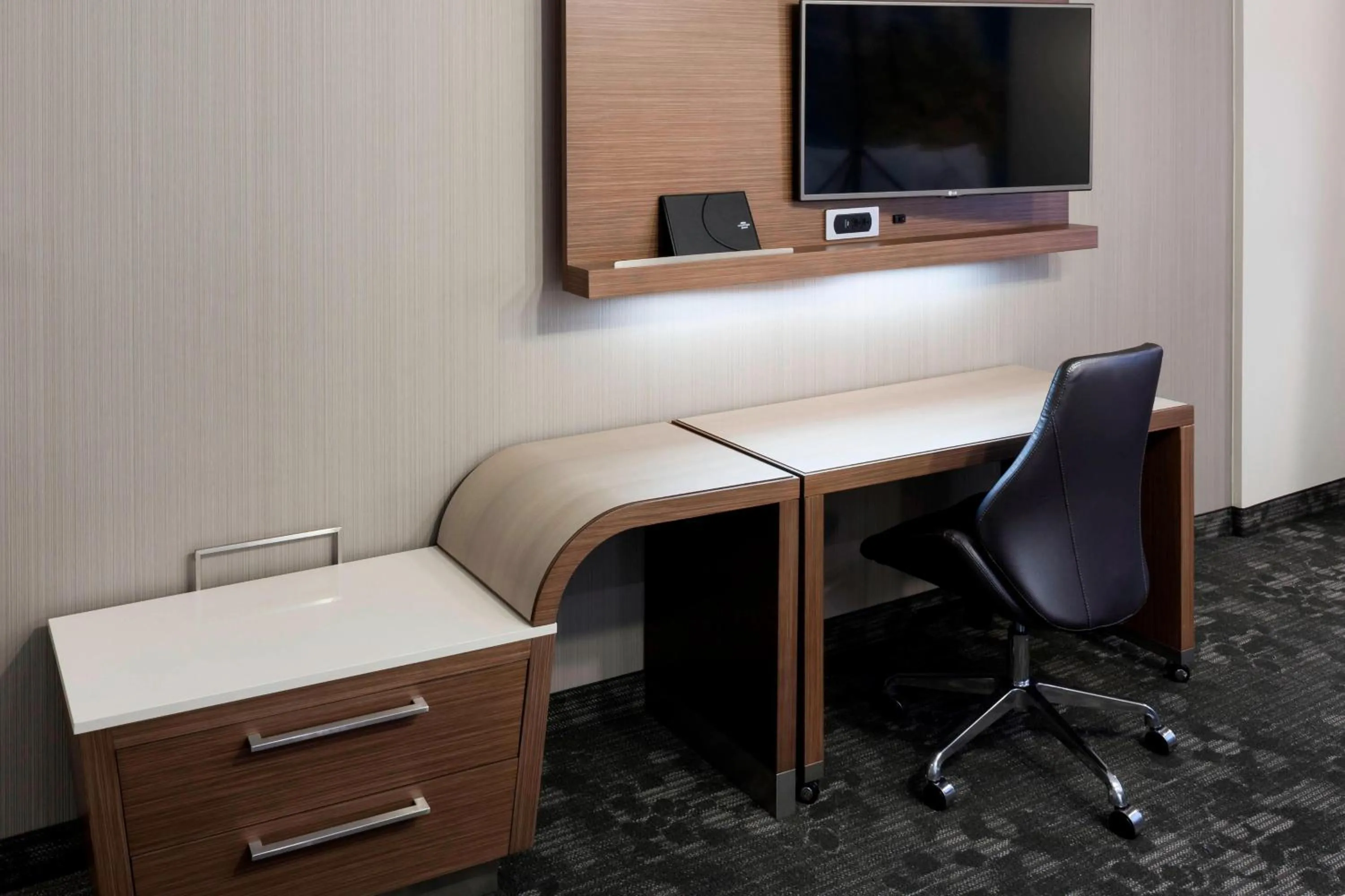 Bedroom in Courtyard by Marriott Houston North/Shenandoah