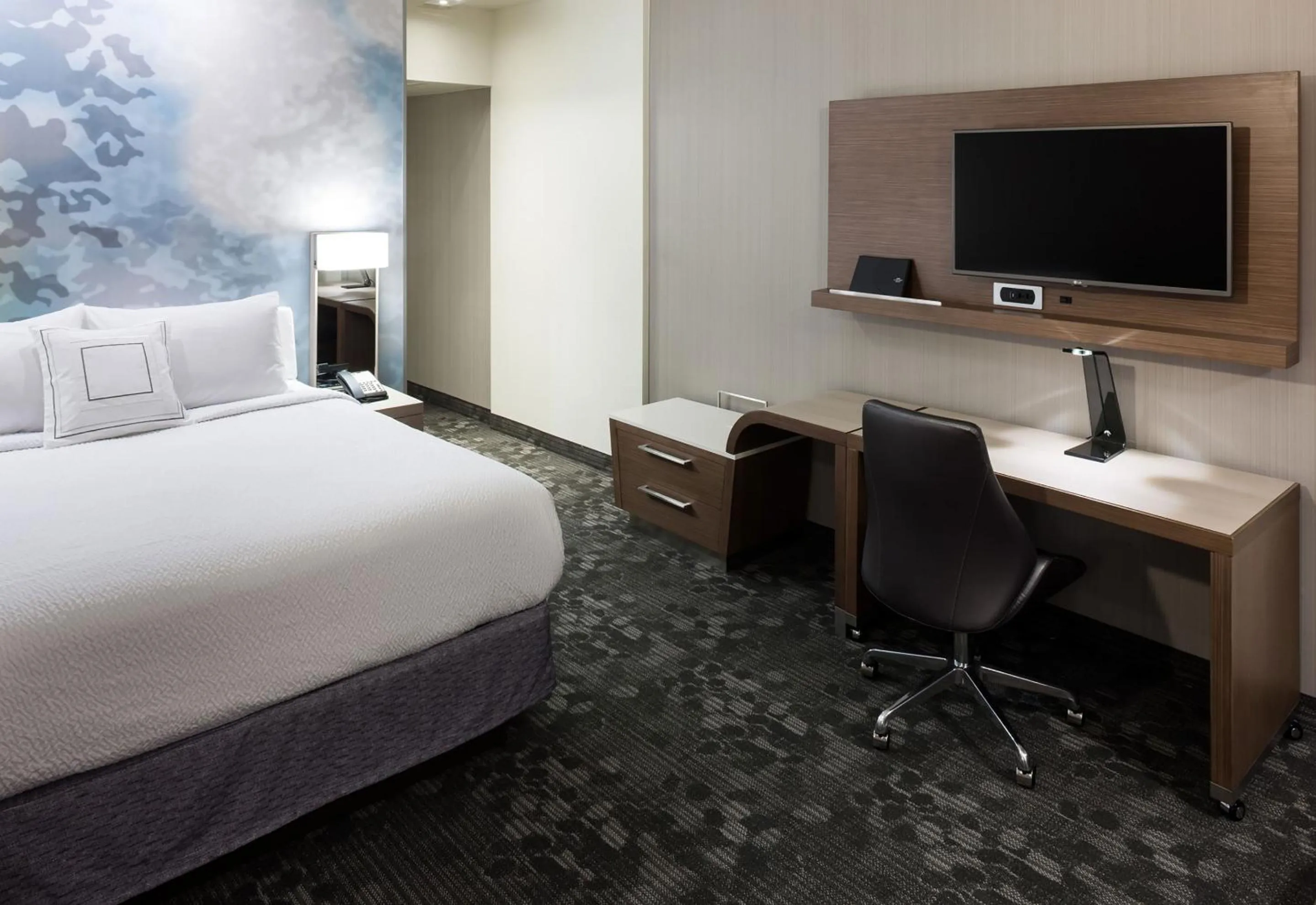 Photo of the whole room, Bed in Courtyard by Marriott Houston North/Shenandoah