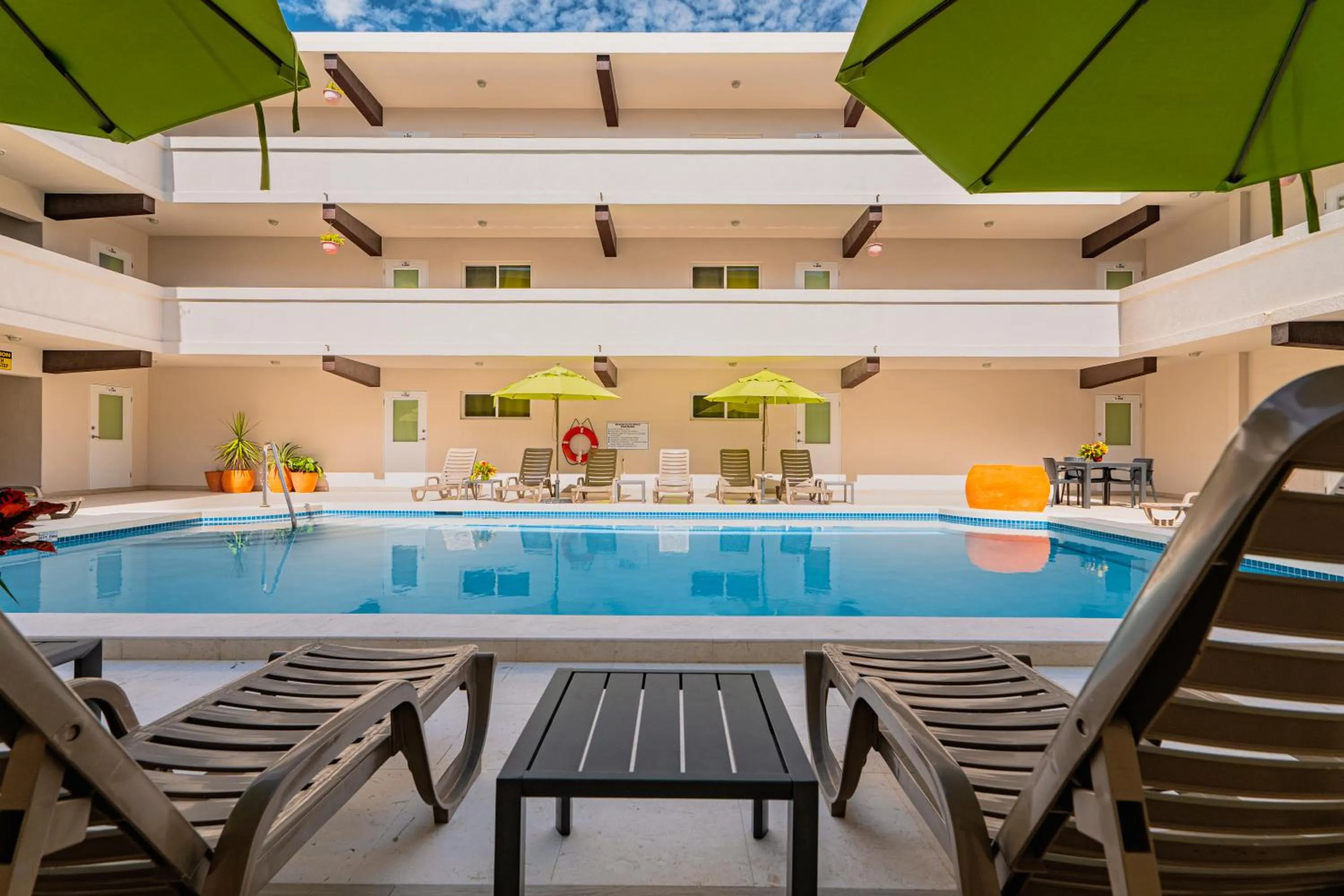 Swimming pool in Bananas On The Beach