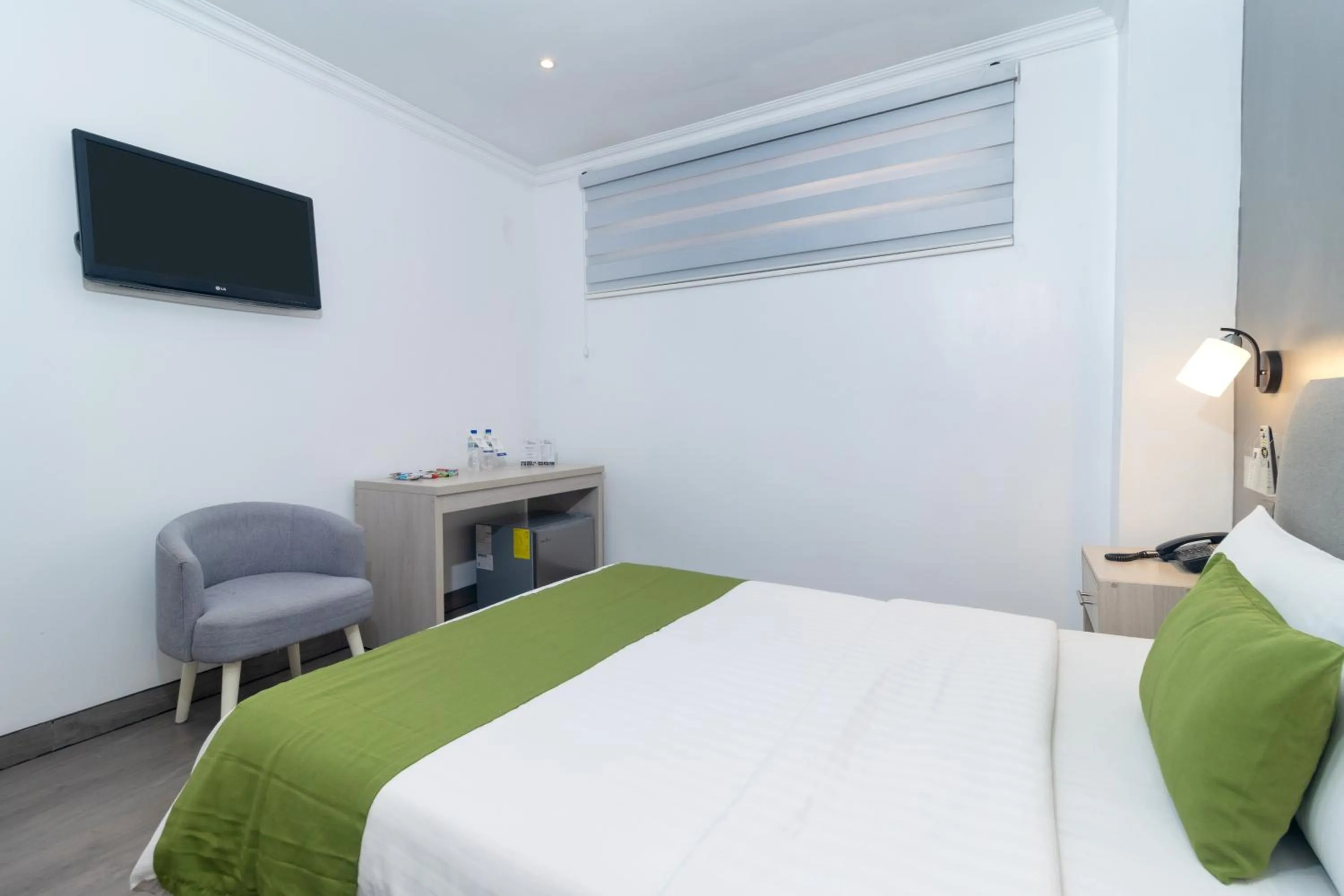 Bed in Hotel Plaza Monte Carlo