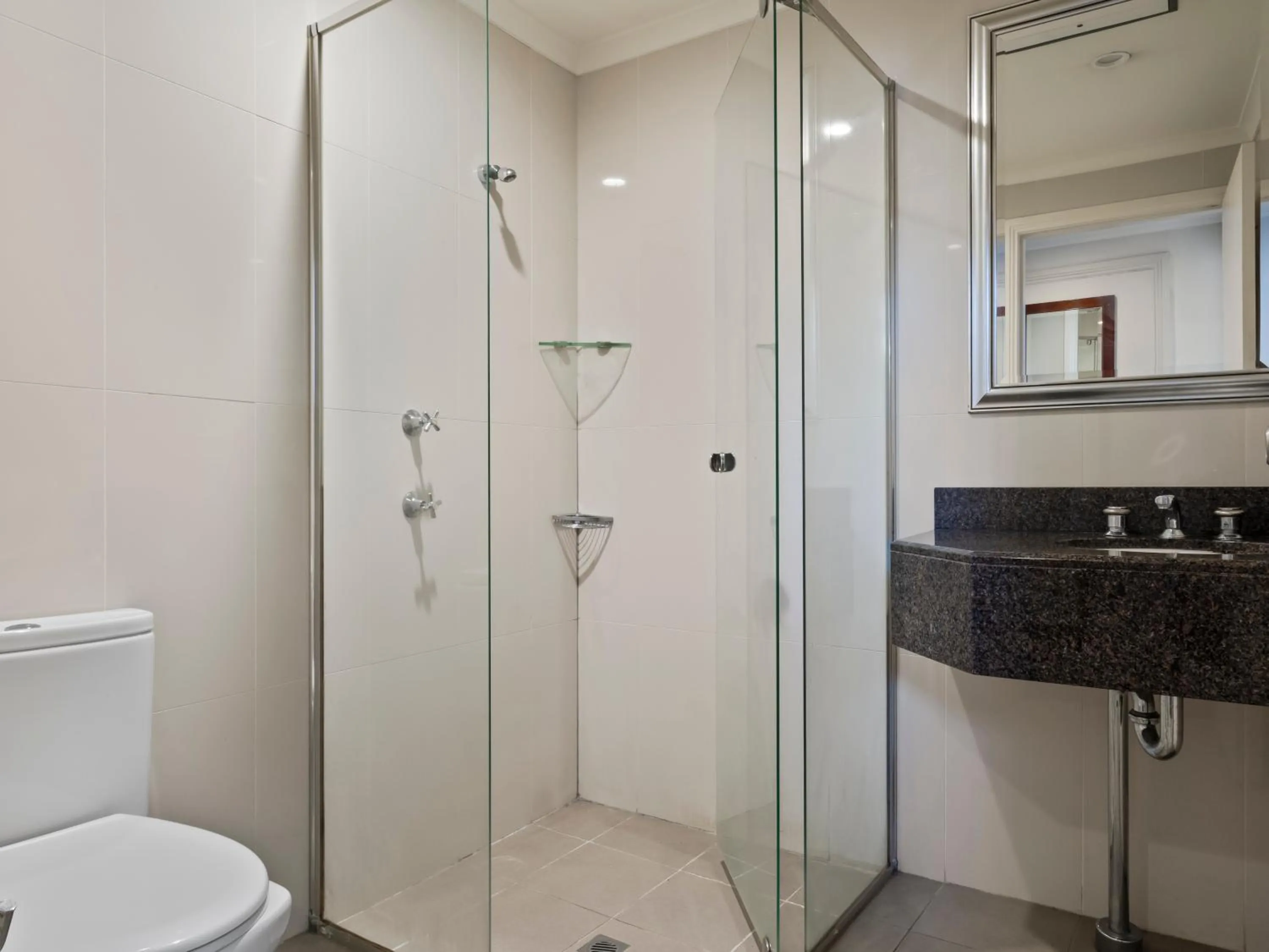 Shower in AZZURRO POD HOTEL Darling Harbour- Near ICC