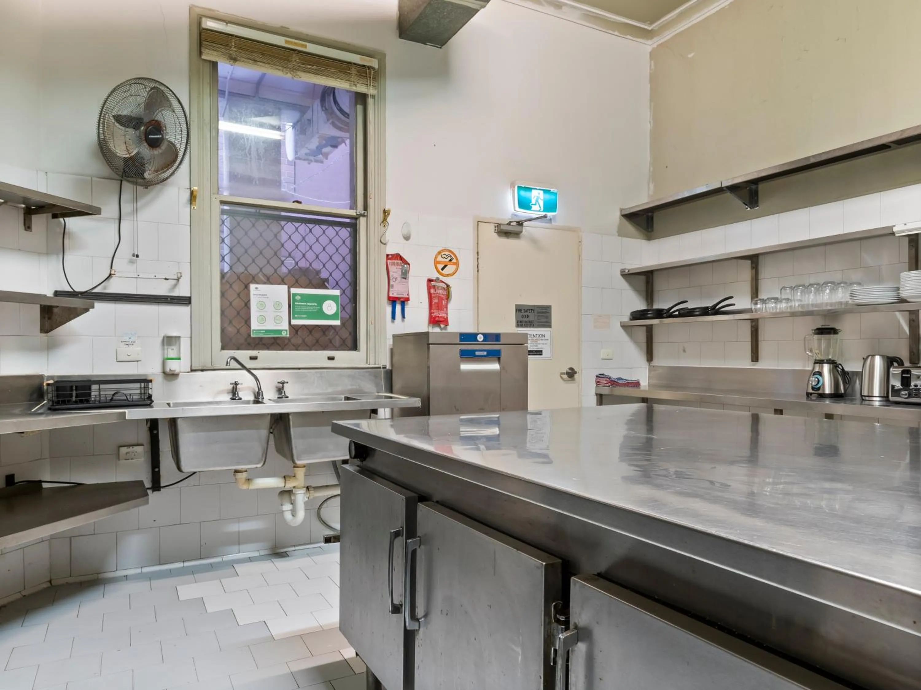 Kitchen or kitchenette in AZZURRO POD HOTEL Darling Harbour- Near ICC