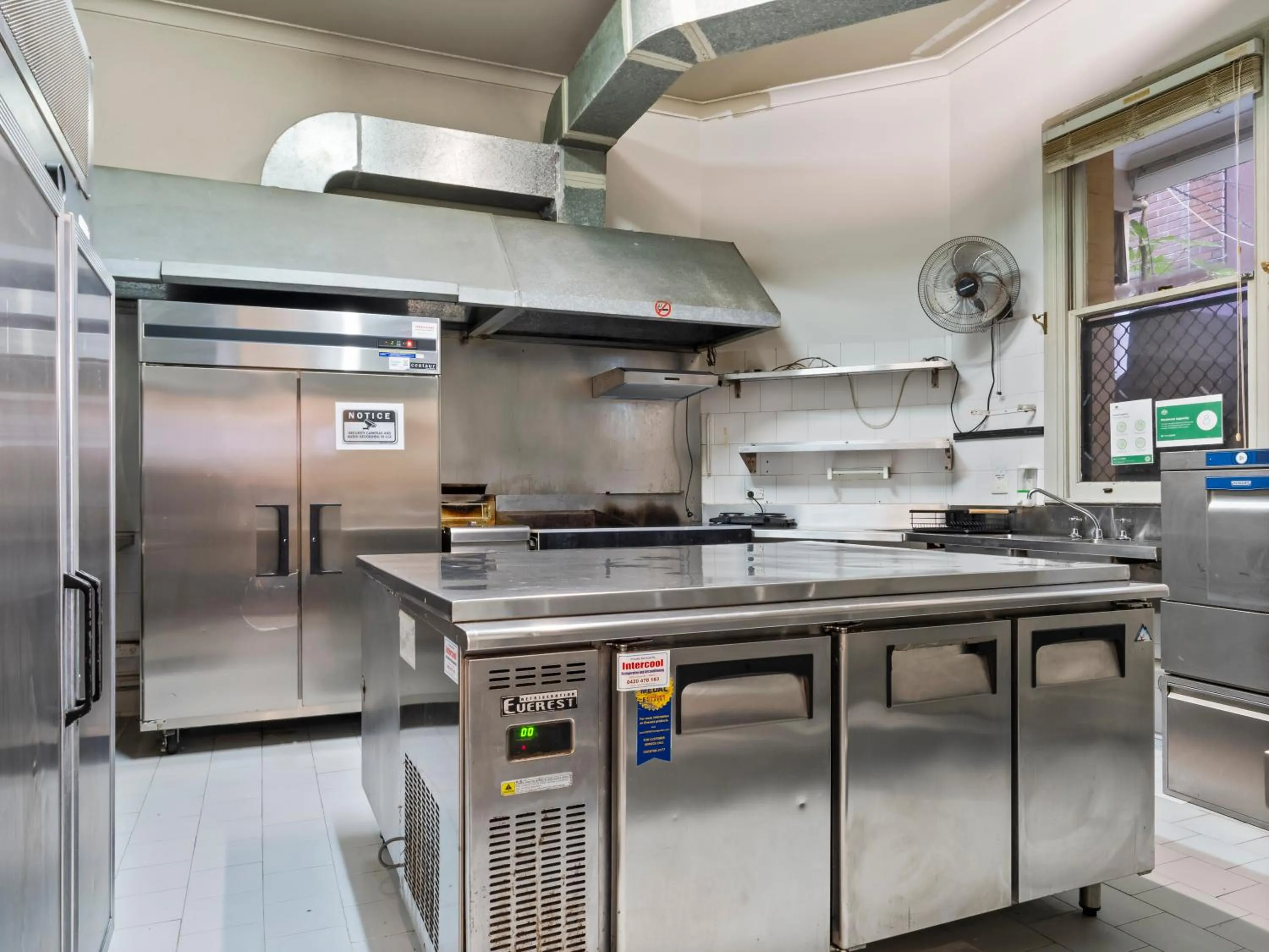 Kitchen or kitchenette in AZZURRO POD HOTEL Darling Harbour- Near ICC