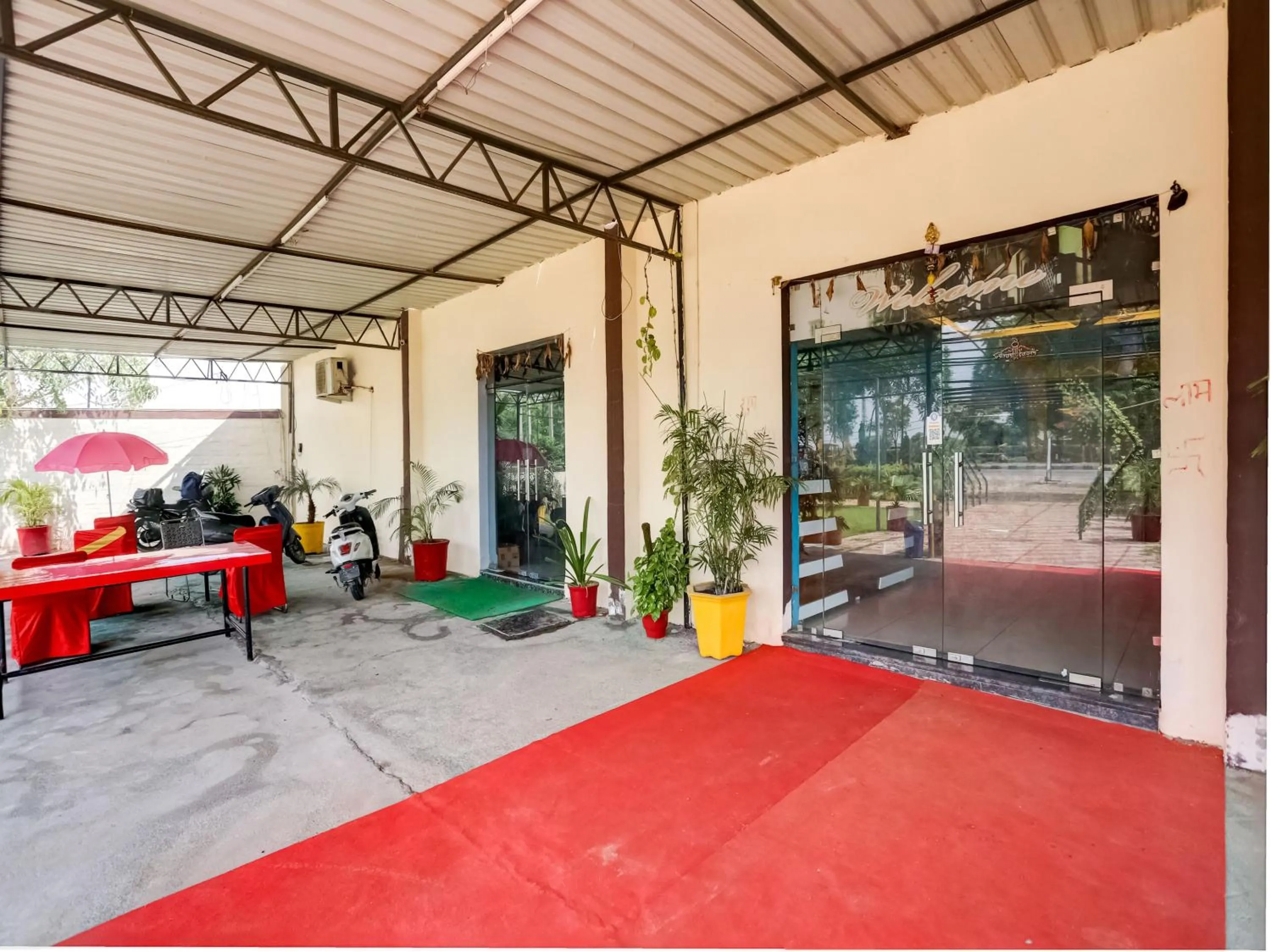 Facade/entrance in Collection O Mukur Hotel And Restaurant