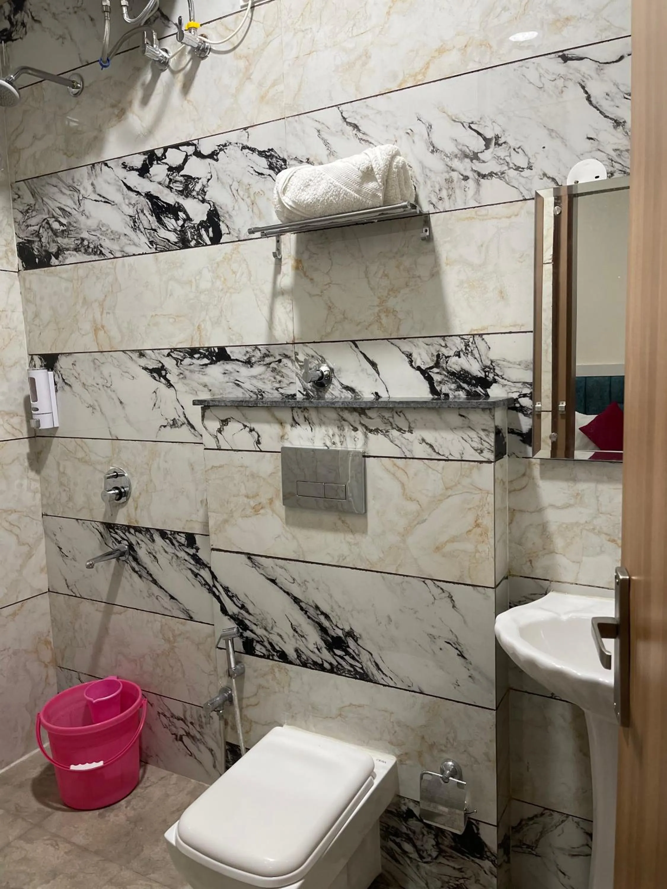 Shower in Hotel Sundram