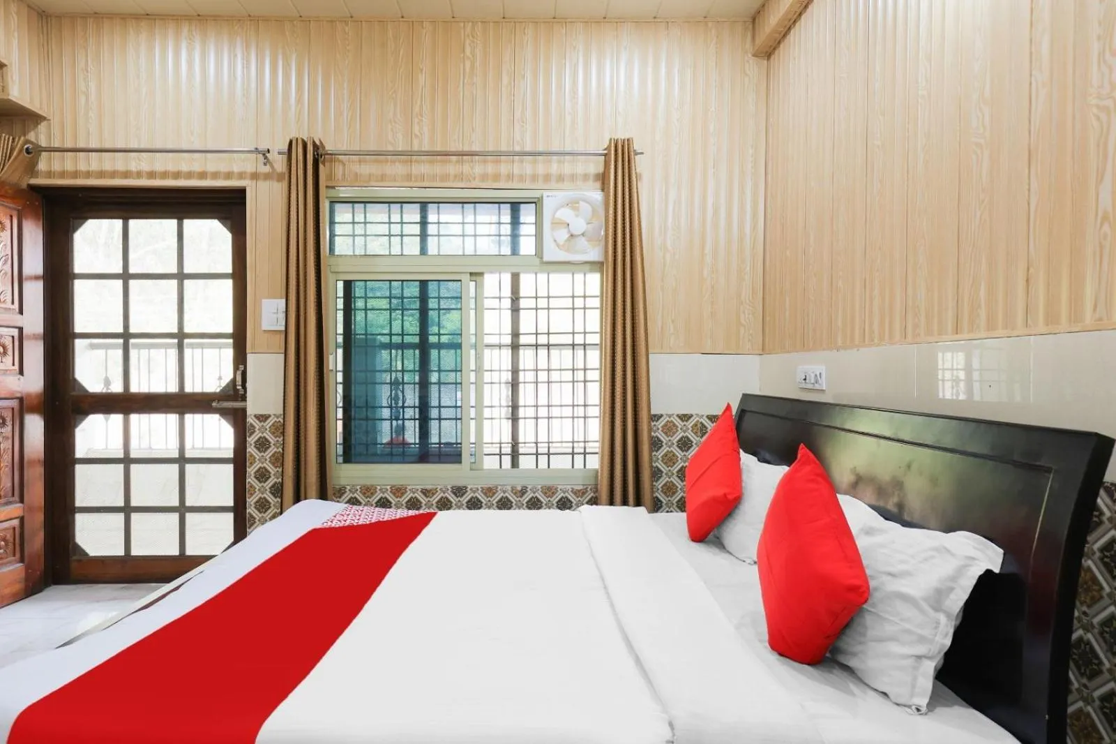 Bed in Hotel Chitrarth & Party Lawn