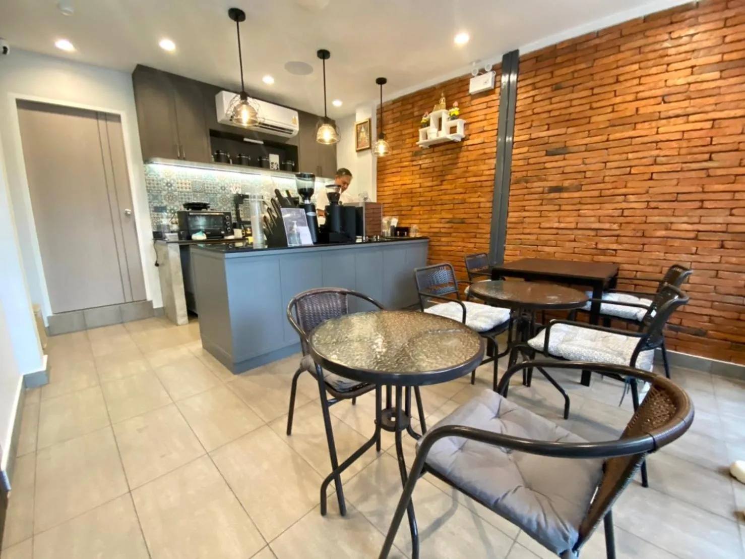 On-site shops in Aree House Poshtel