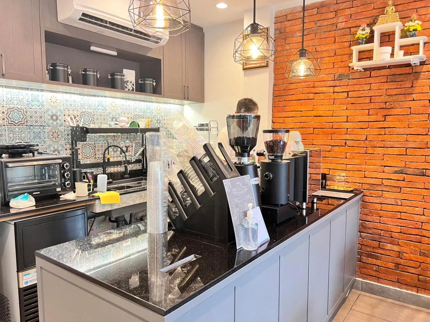 On-site shops in Aree House Poshtel