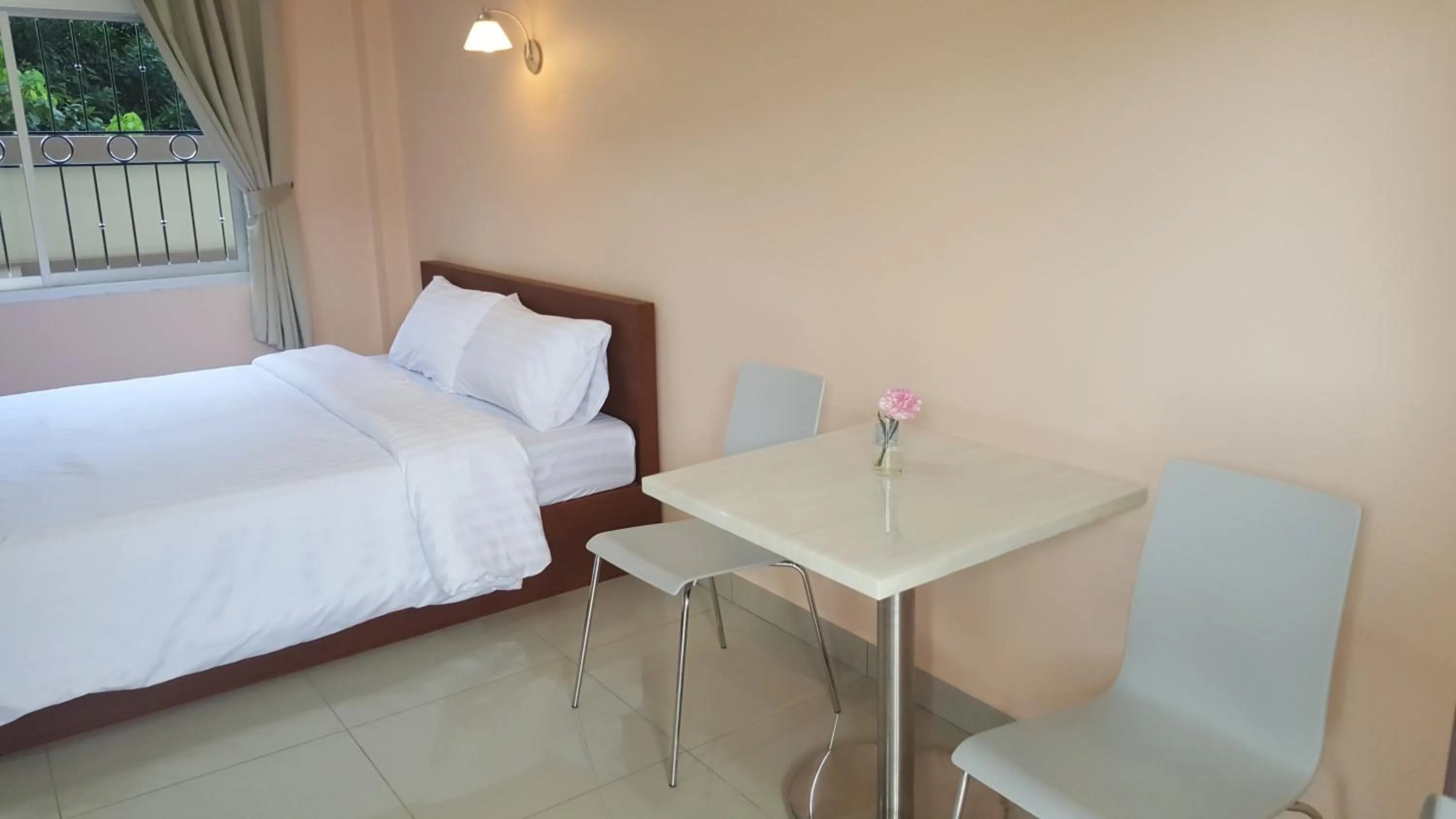 Bedroom, Bed in Jirasin Hotel & Apartment