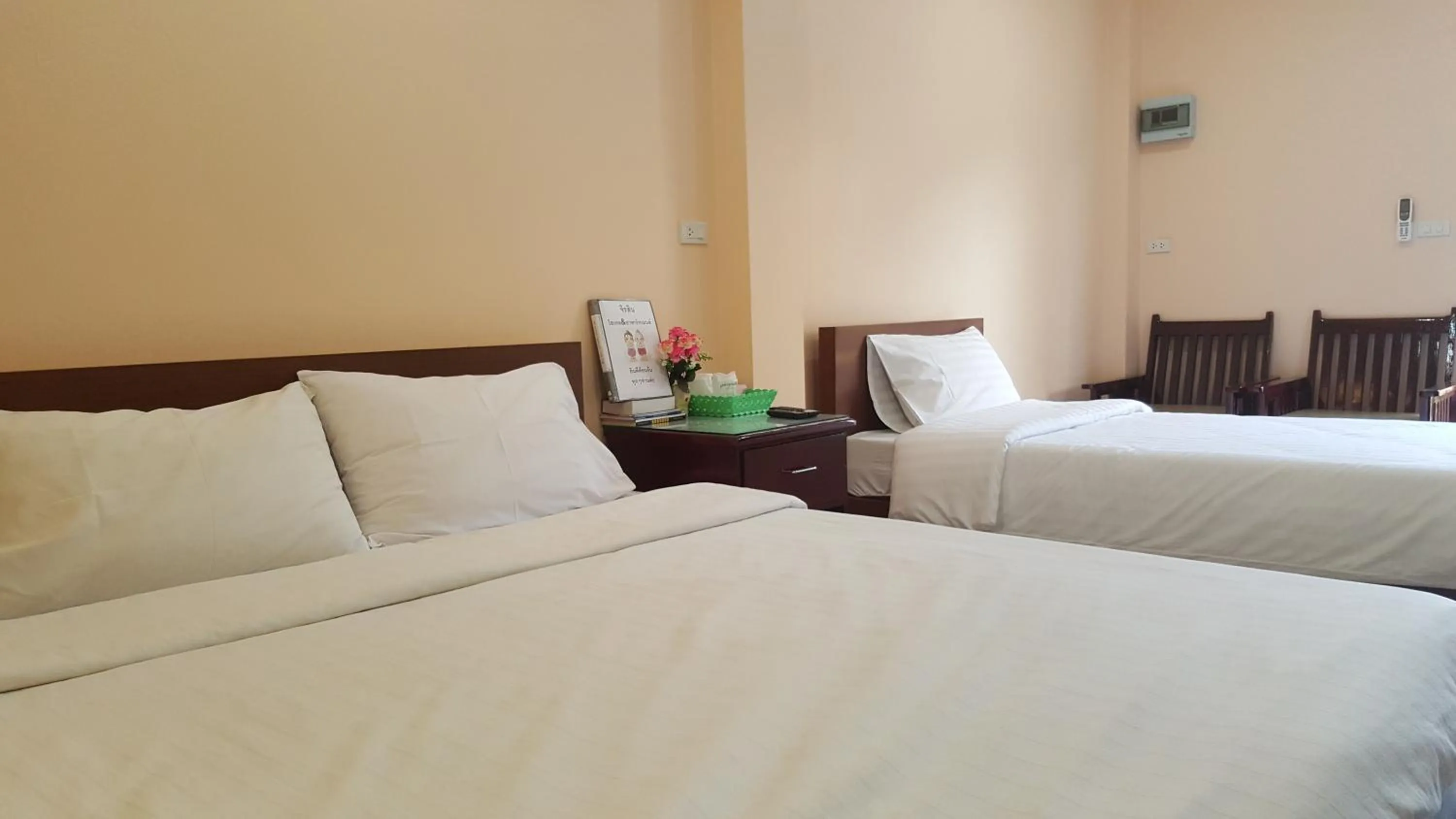 Bedroom, Bed in Jirasin Hotel & Apartment