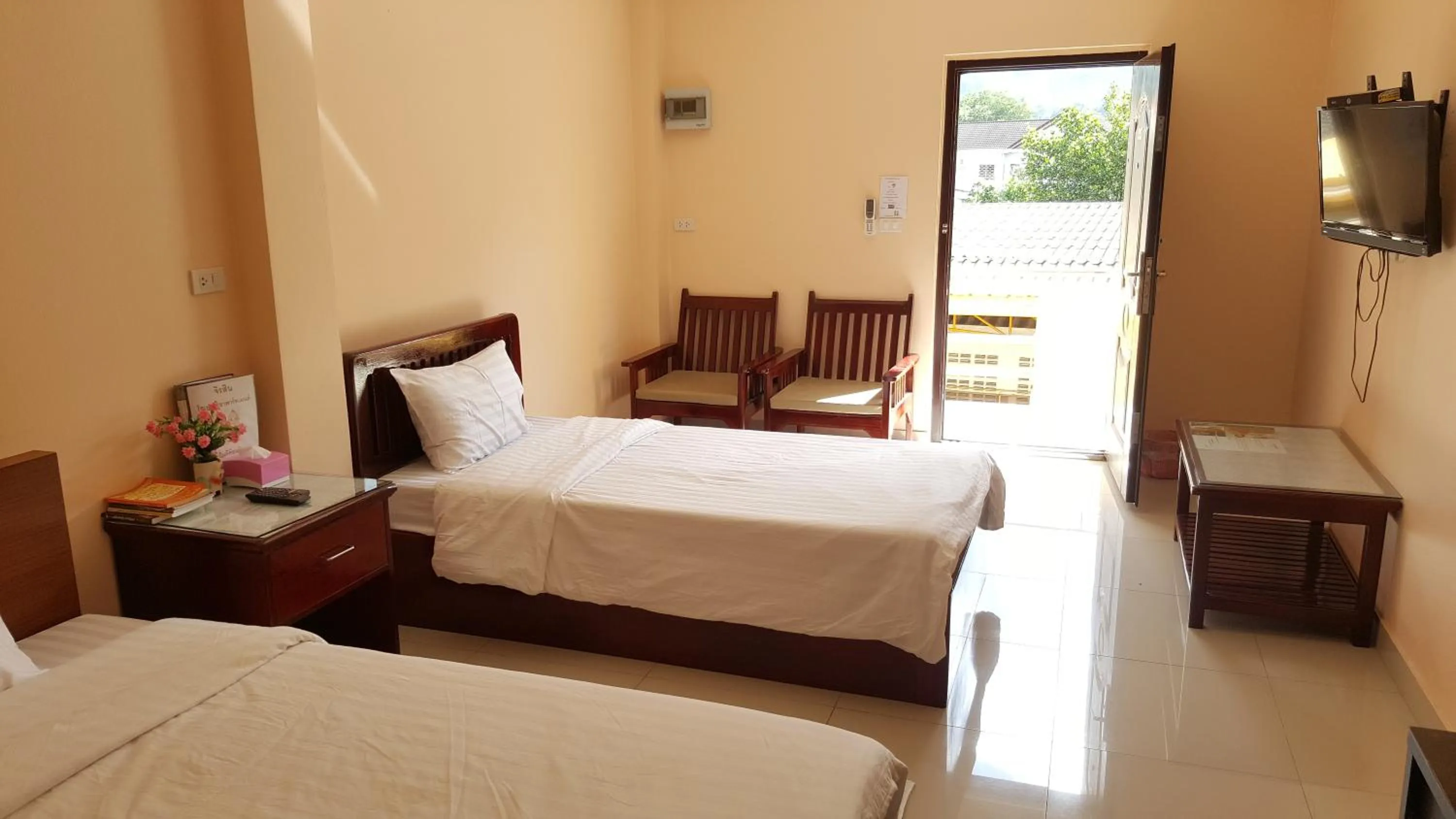 Bedroom, Bed in Jirasin Hotel & Apartment