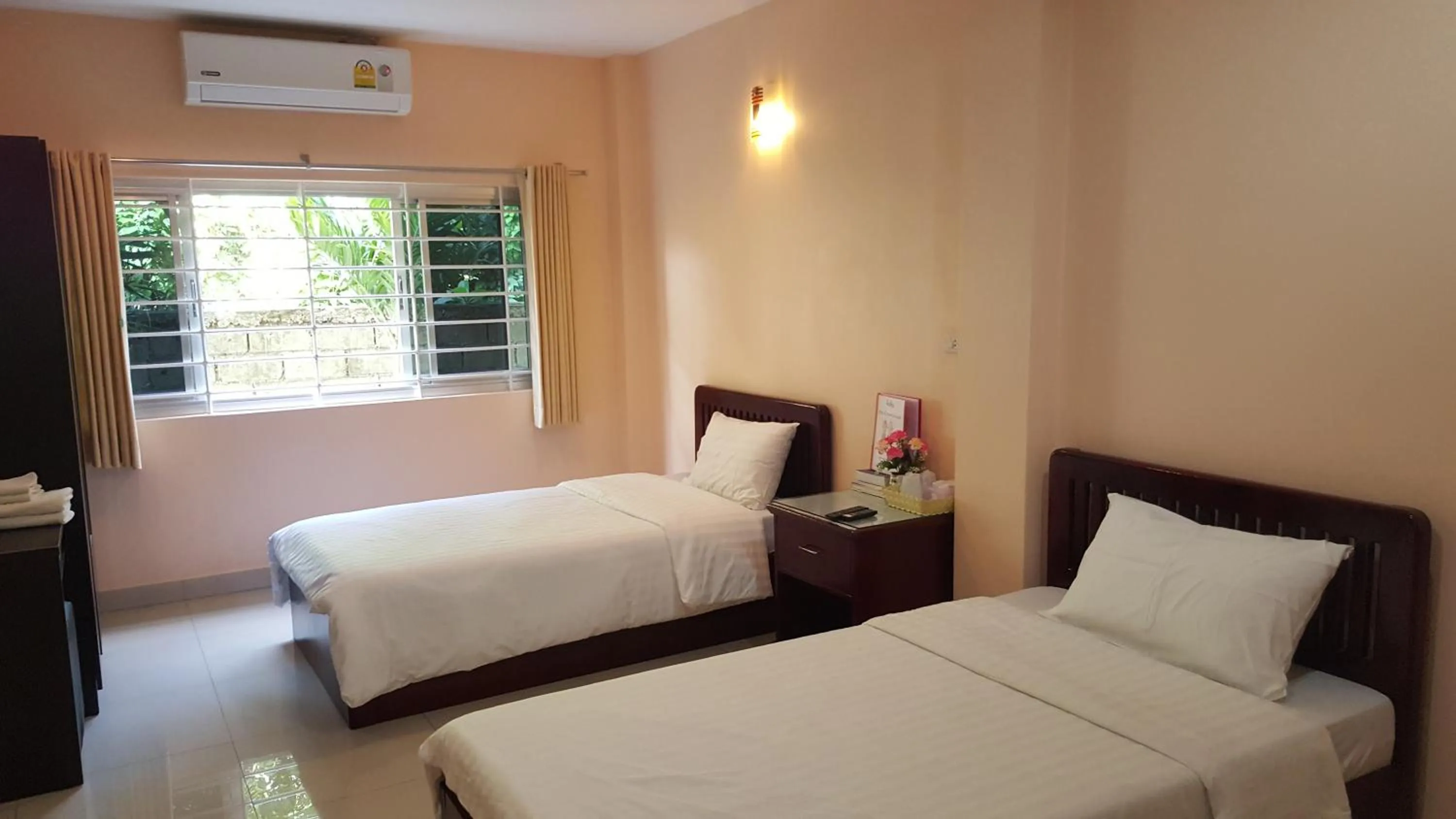 Bedroom, Bed in Jirasin Hotel & Apartment