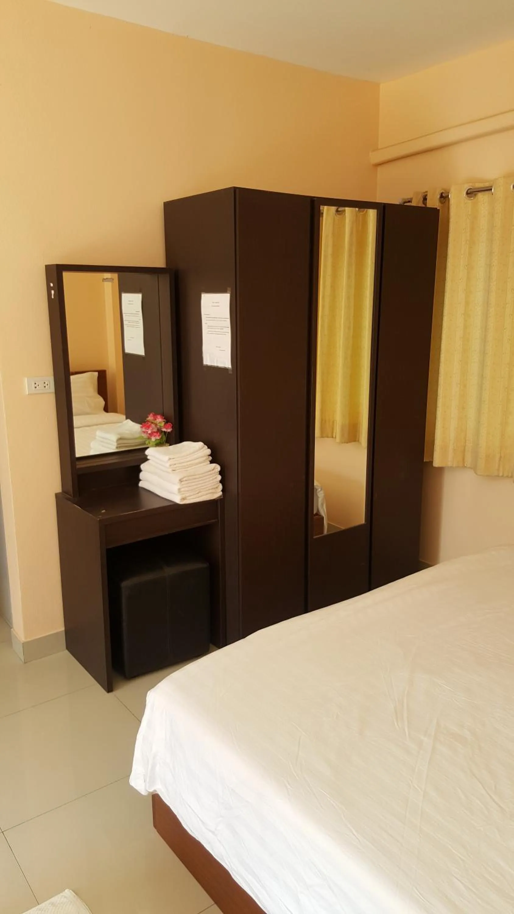 Bedroom, Bed in Jirasin Hotel & Apartment