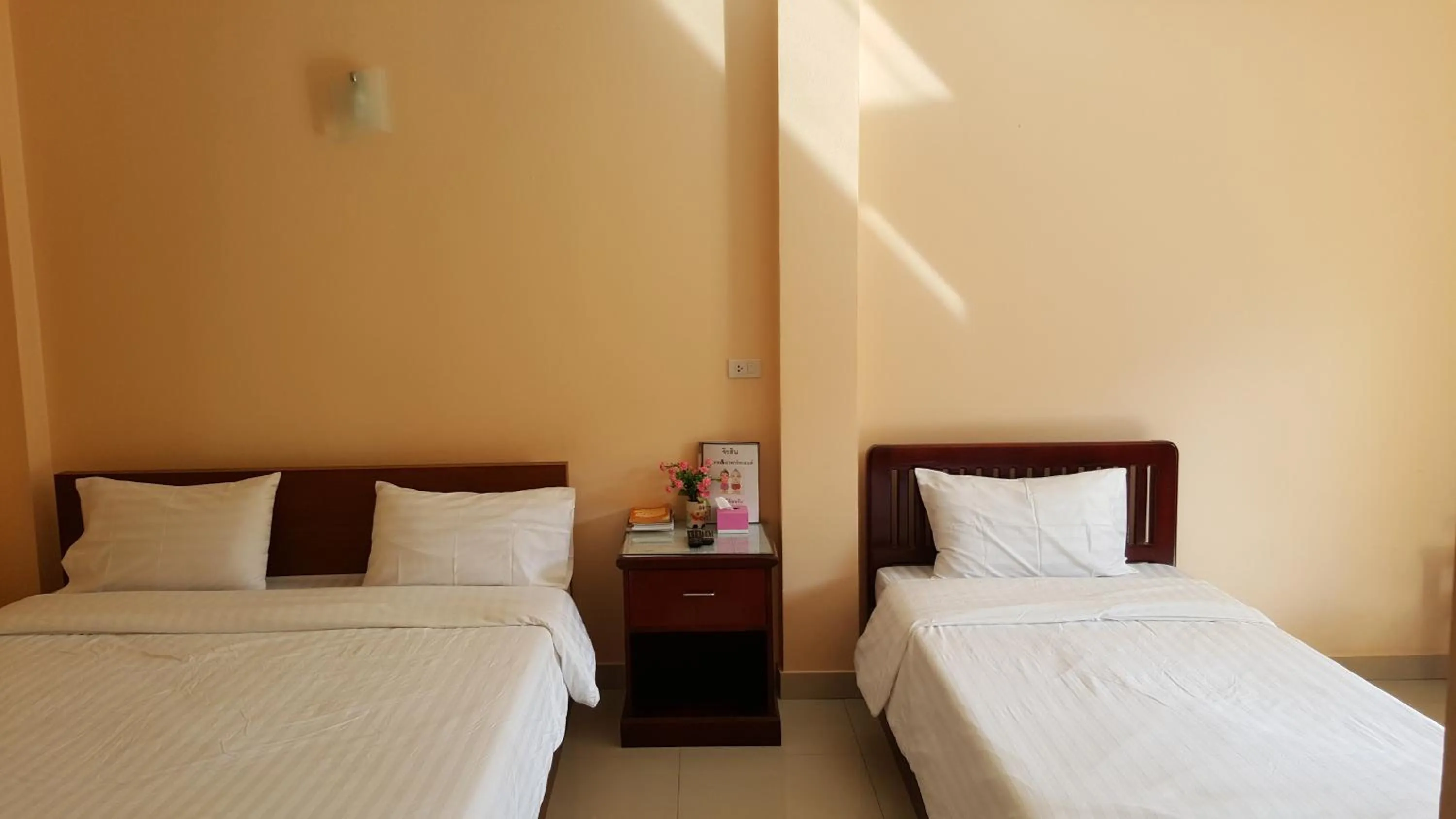 Bedroom, Bed in Jirasin Hotel & Apartment