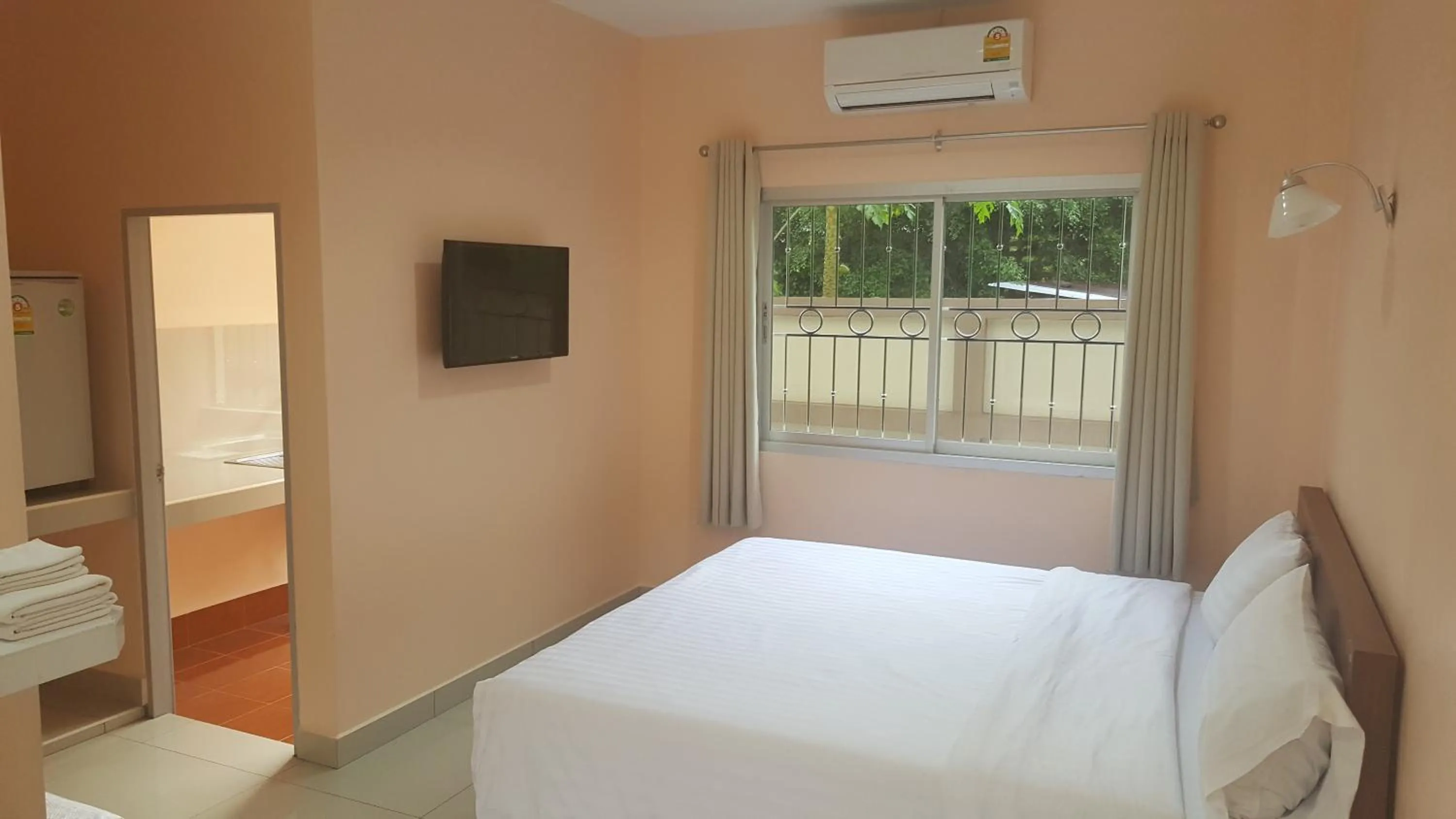 Bedroom, Bed in Jirasin Hotel & Apartment