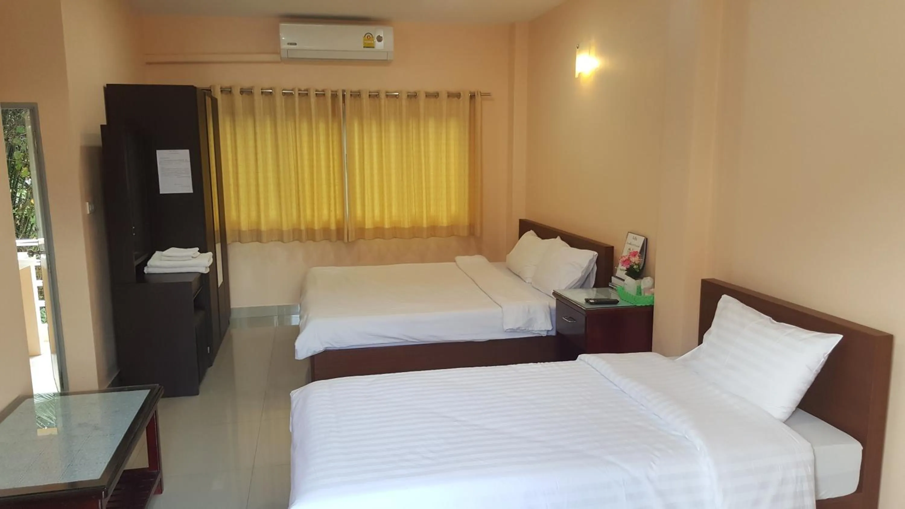 Bedroom, Bed in Jirasin Hotel & Apartment