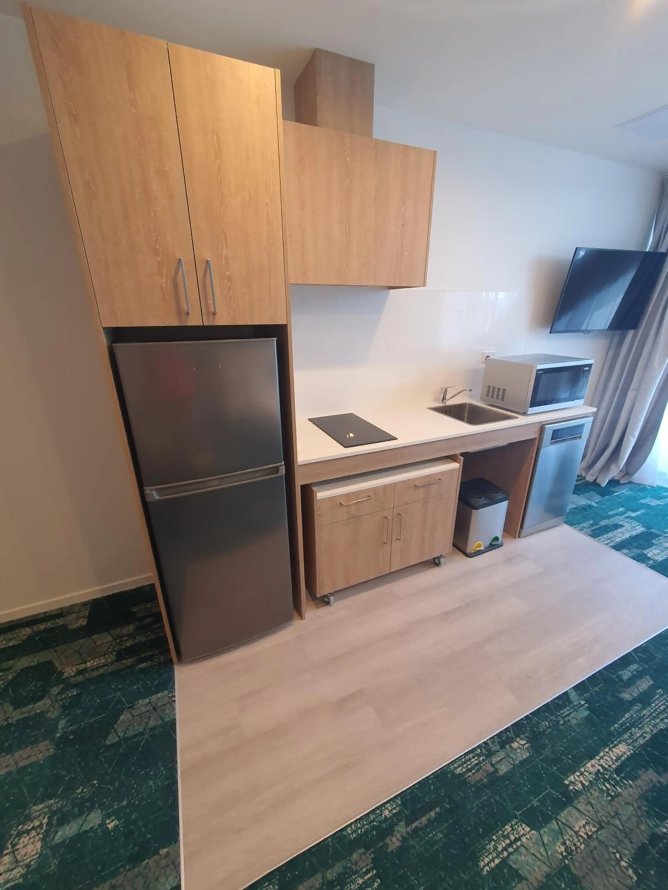 Kitchen or kitchenette in La Quinta by Wyndham Ellerslie Auckland