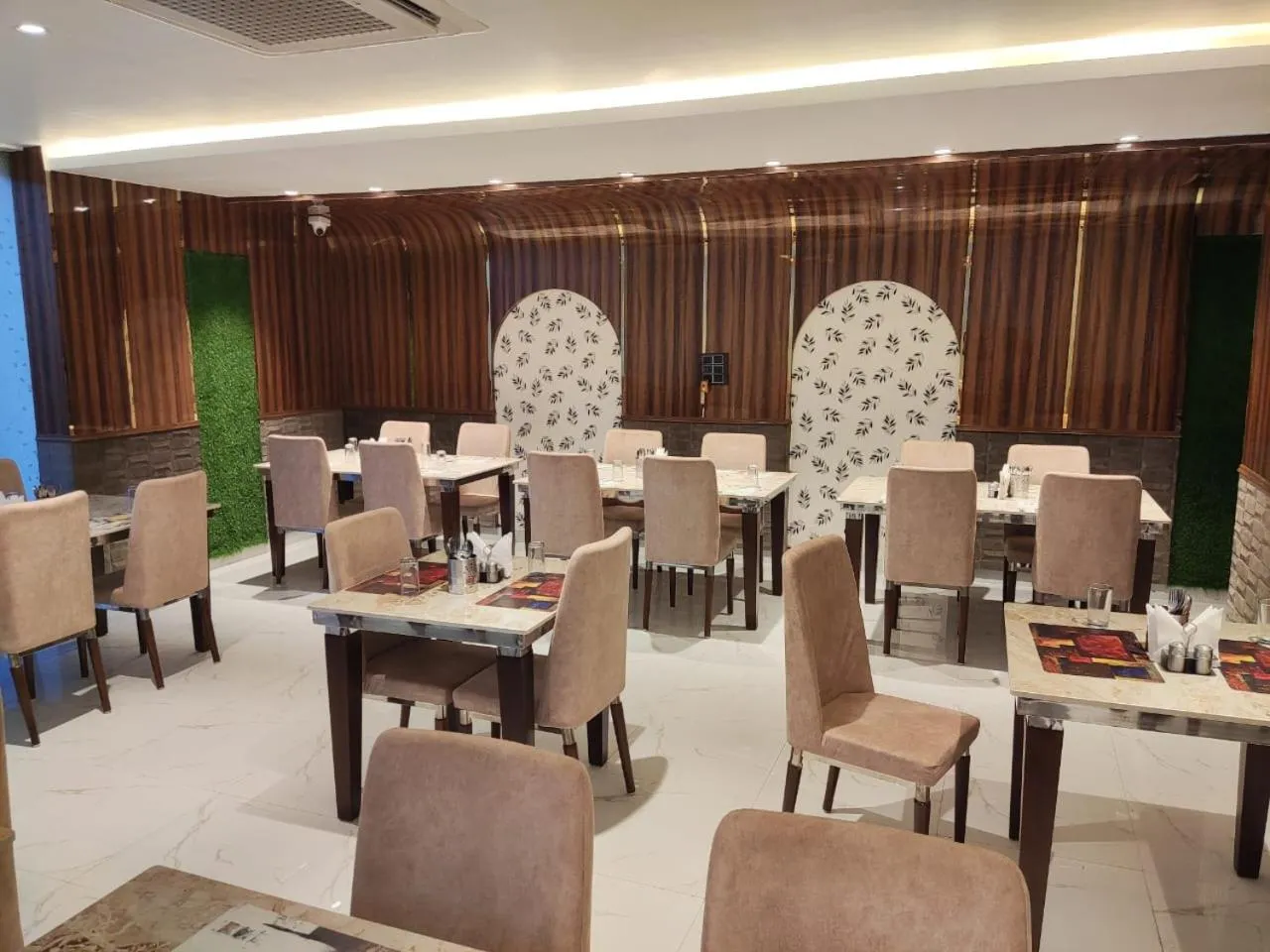 Restaurant/Places to Eat in Hotel Samriddhi