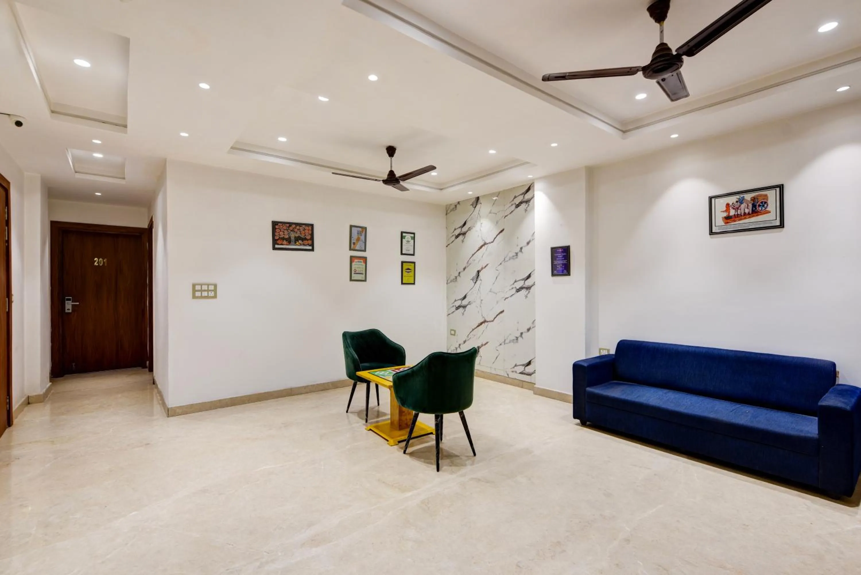 Living room in Qotel Comfort Ashok Vihar - Near Delhi University