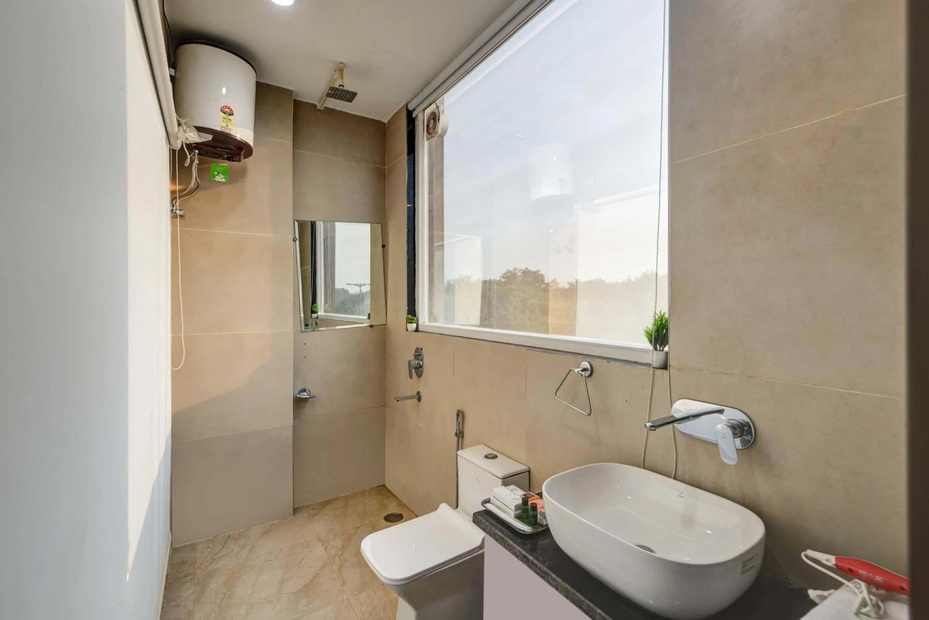 Shower in Qotel Comfort Ashok Vihar - Near Delhi University