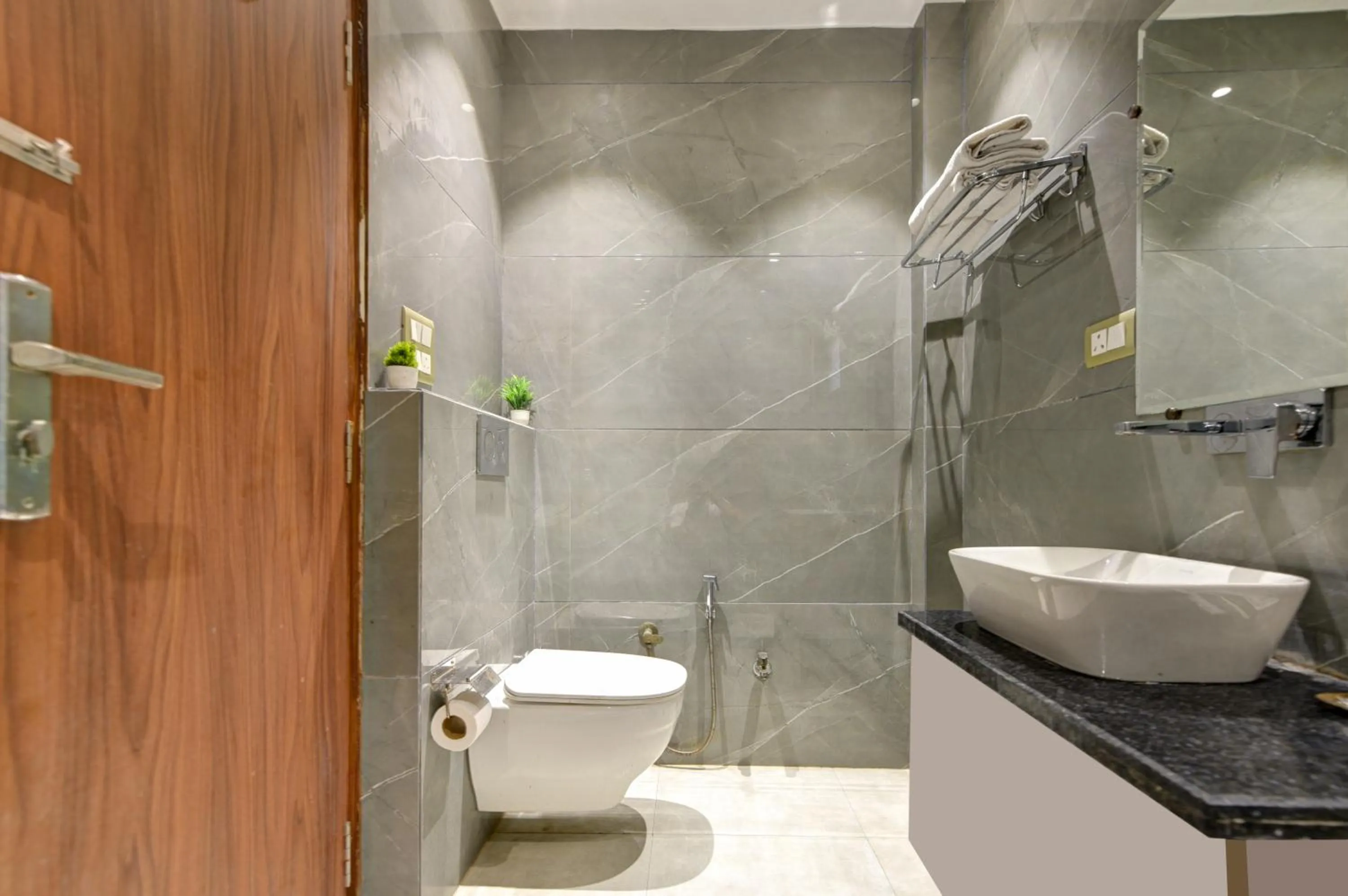 Shower in Qotel Comfort Ashok Vihar - Near Delhi University