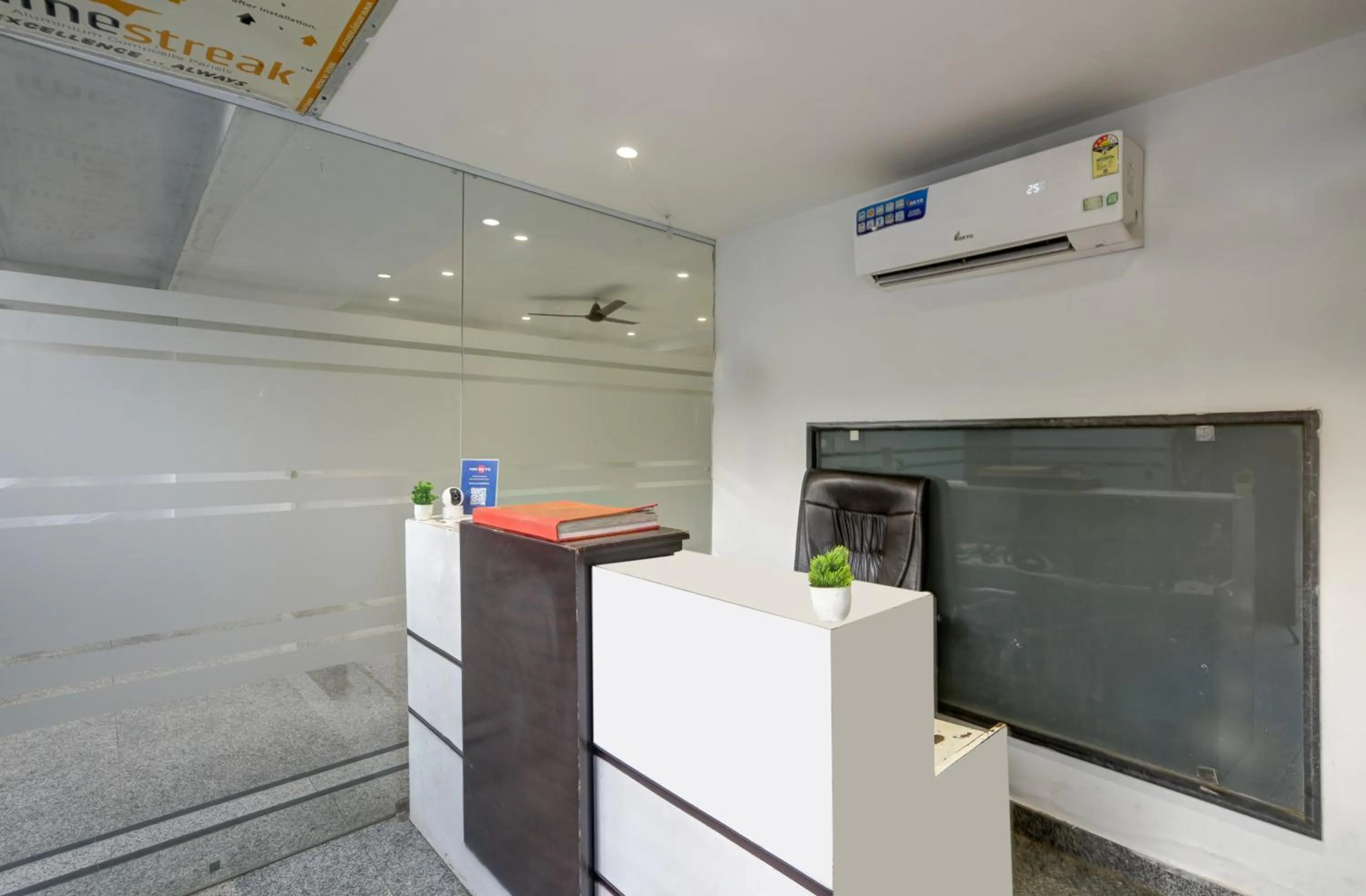 Lobby or reception in Qotel Comfort Ashok Vihar - Near Delhi University