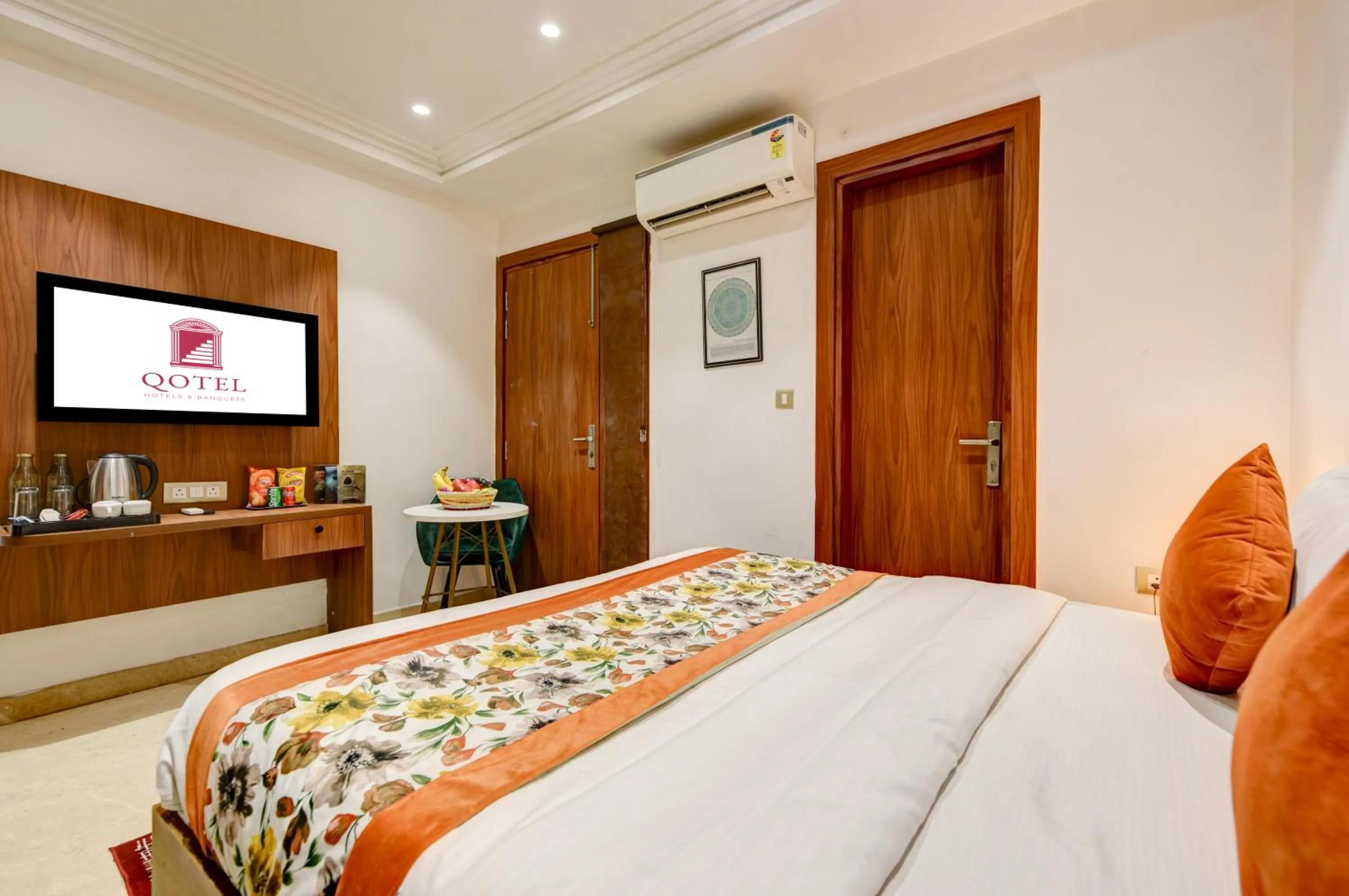 TV and multimedia, Bed in Qotel Comfort Ashok Vihar - Near Delhi University