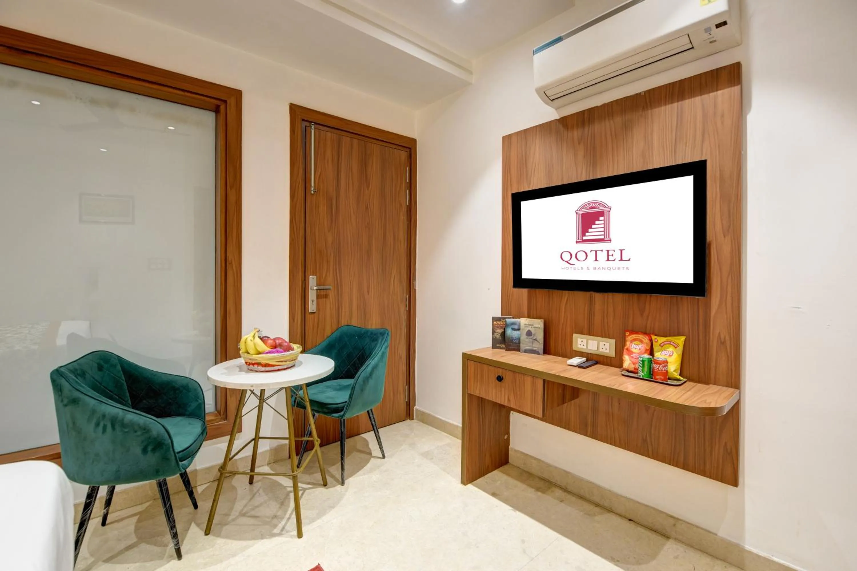 TV and multimedia in Qotel Comfort Ashok Vihar - Near Delhi University