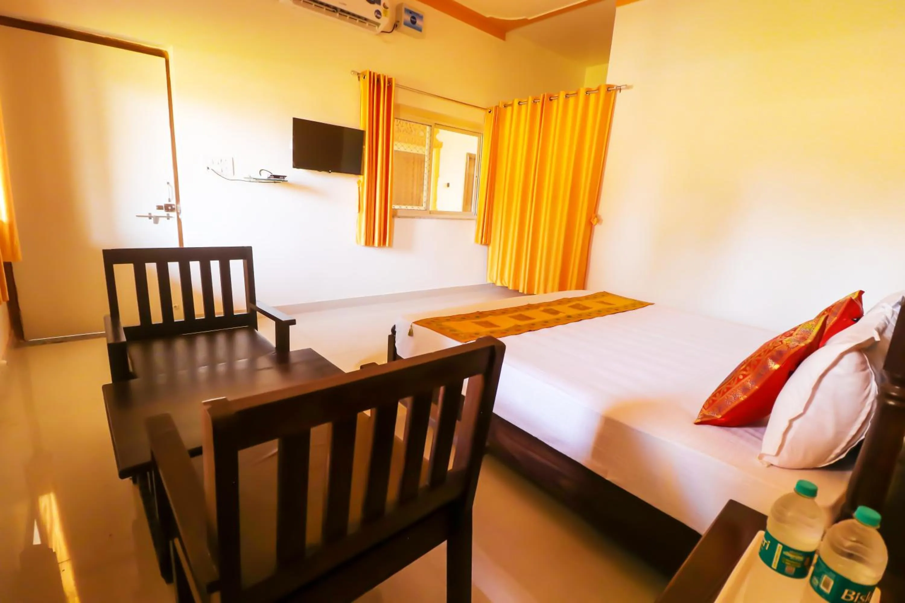 Communal lounge/ TV room, Bed in AKSHAY VALLEY
