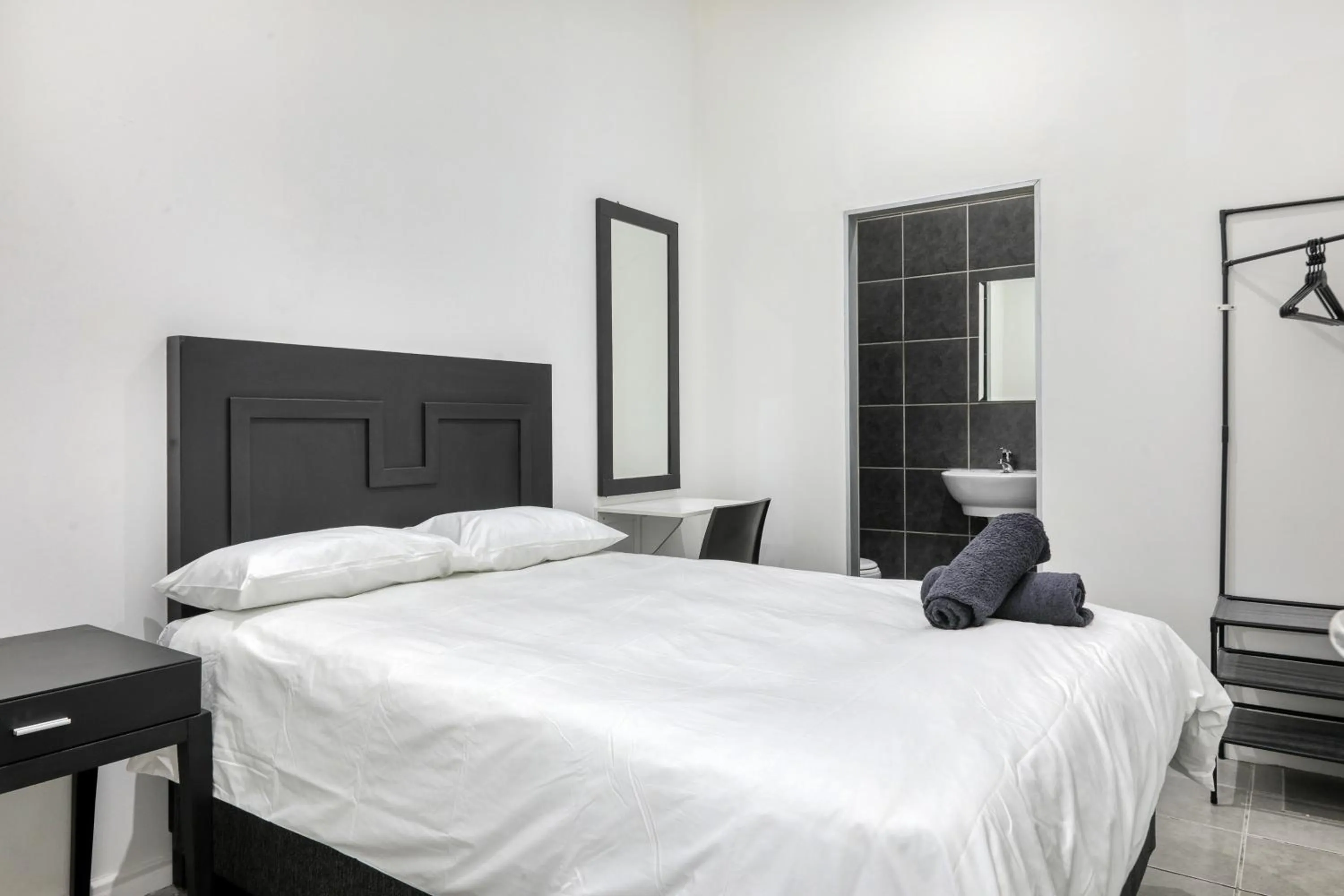 Toilet, Bed in Inn & Out Express Sea Point