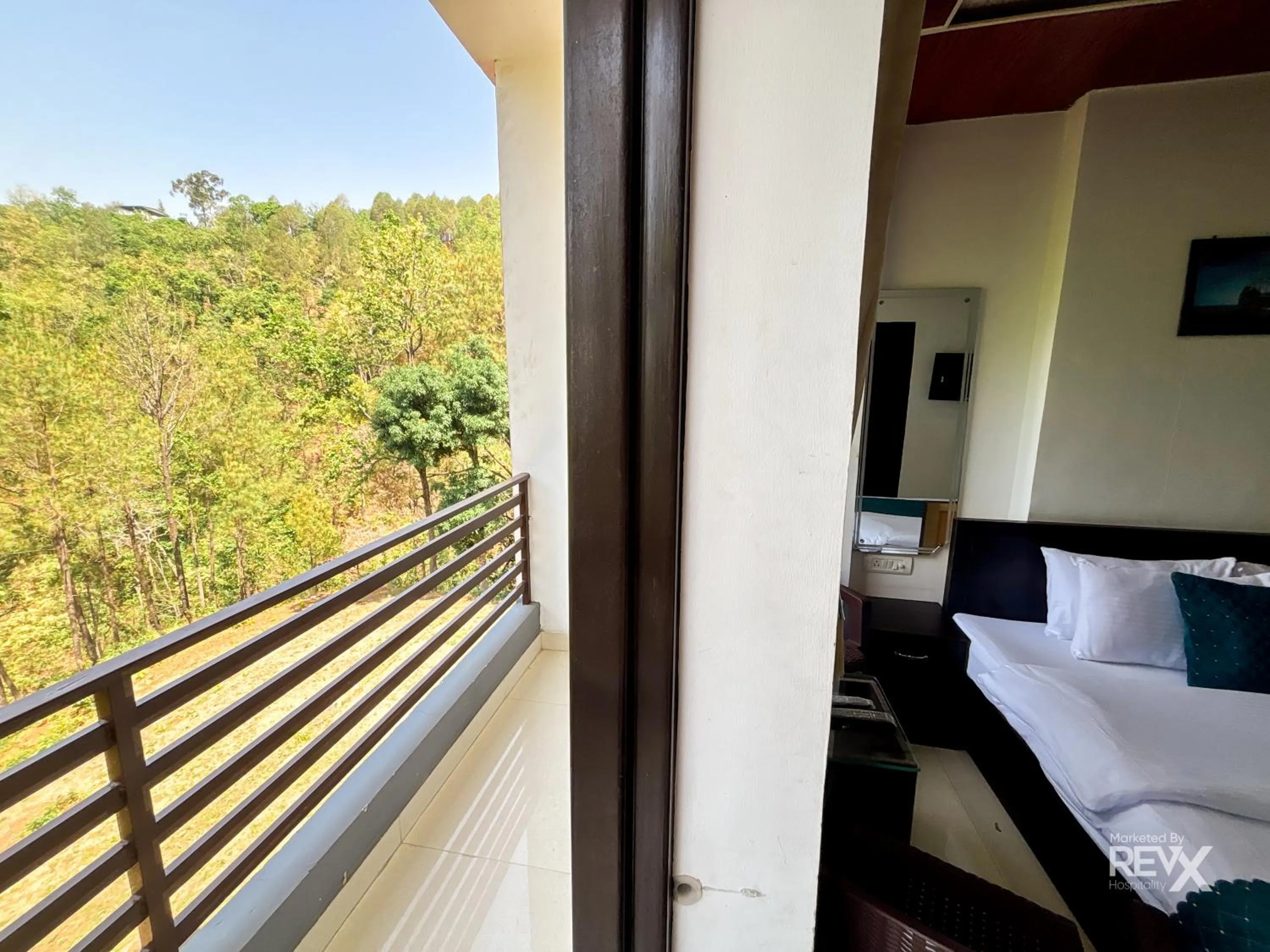 Balcony/Terrace, Bed in Hotel Prince valley