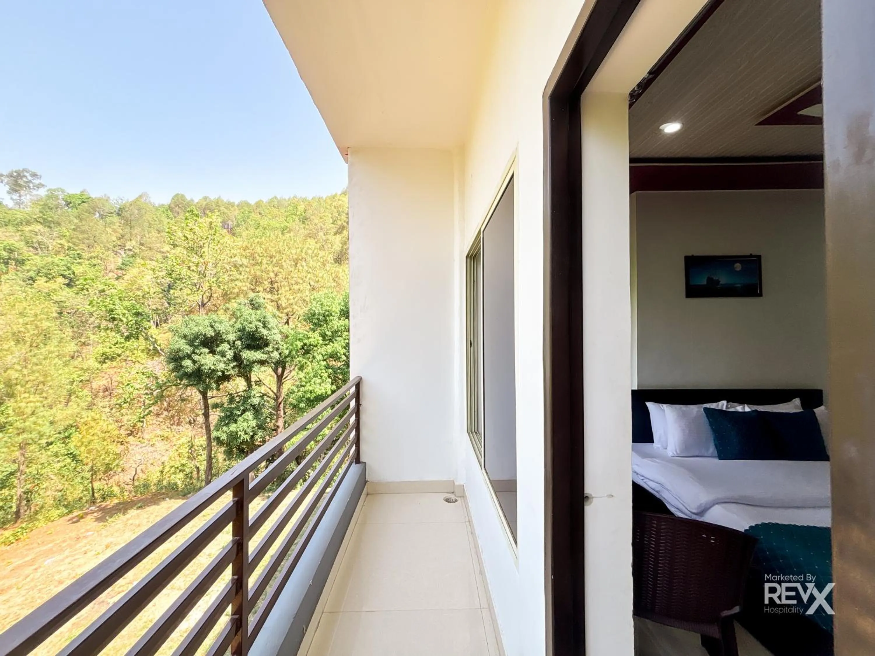 Balcony/Terrace, Bed in Hotel Prince valley