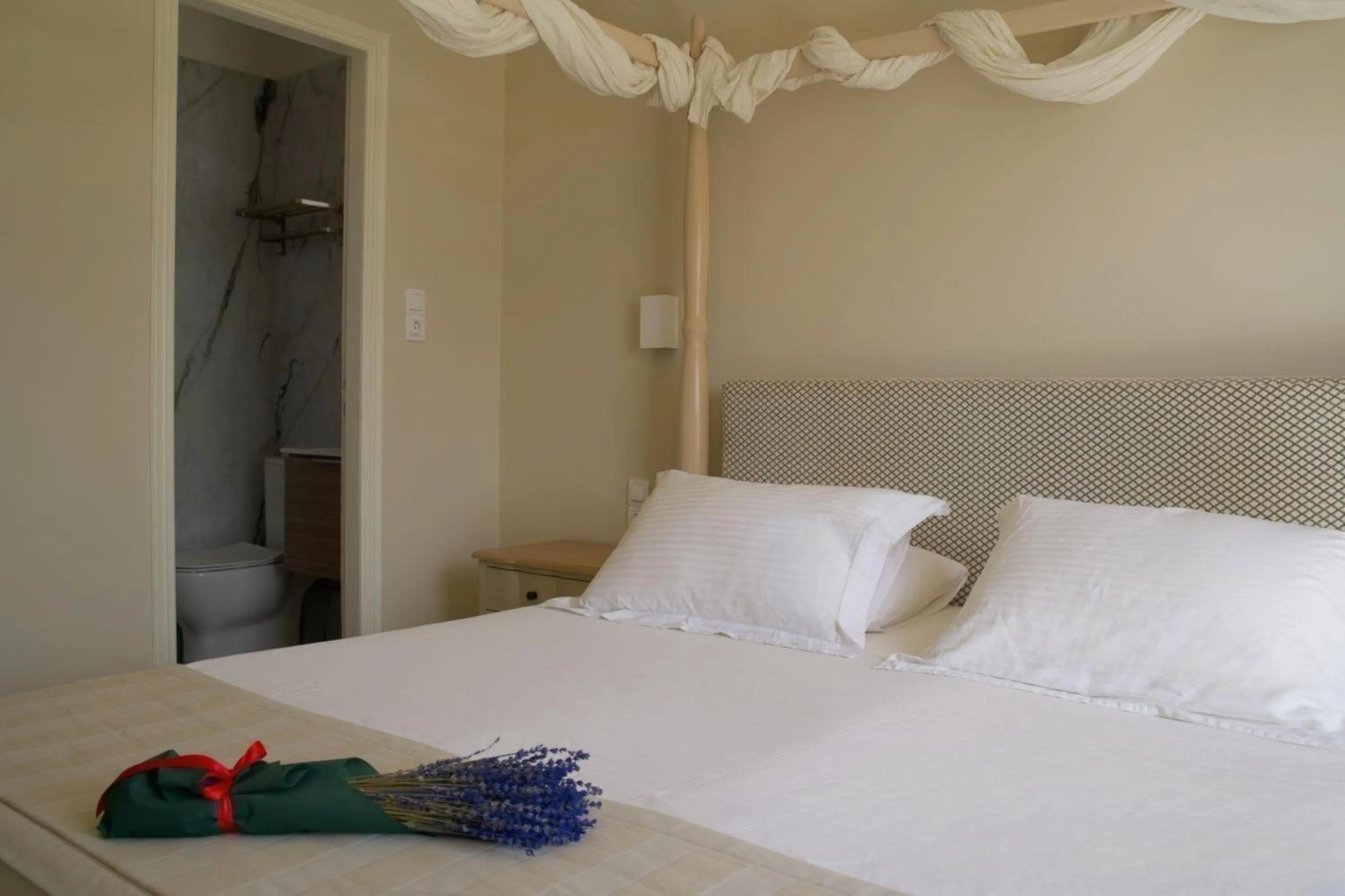 Photo of the whole room, Bed in Kores Aegina