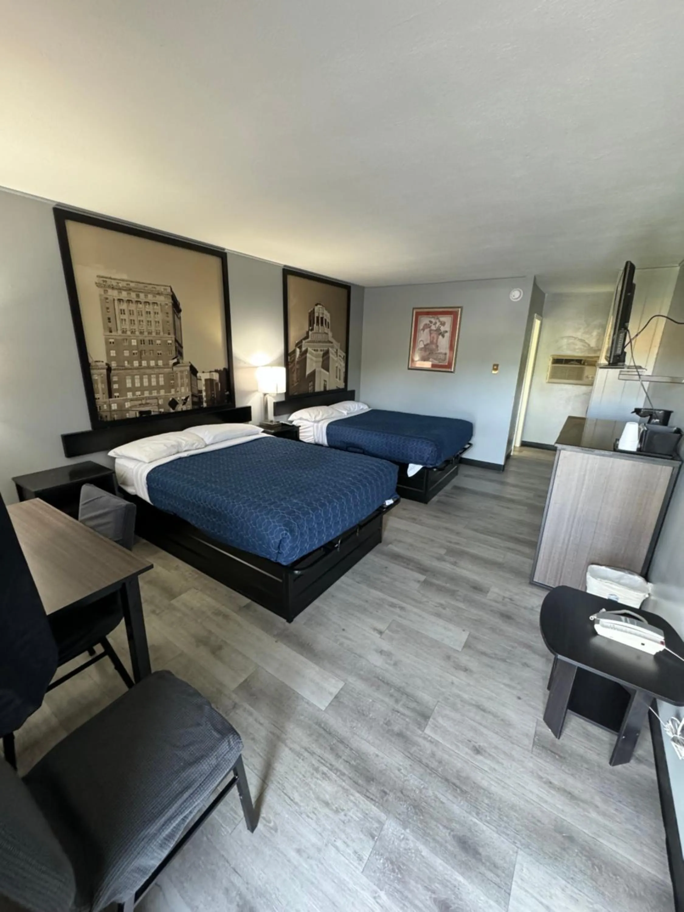 Bedroom, Bed in Acorn Motel