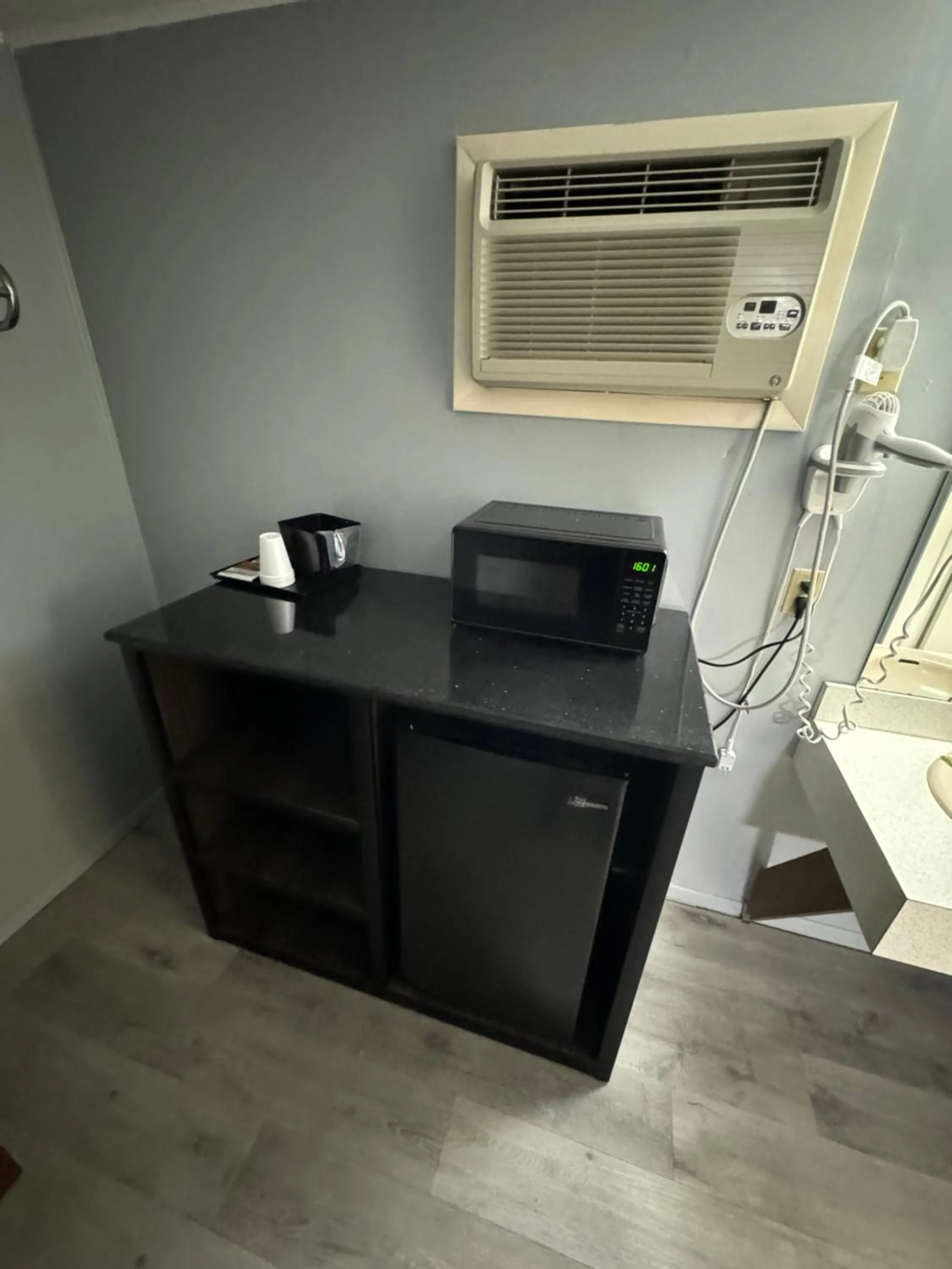 Coffee/tea facilities in Acorn Motel