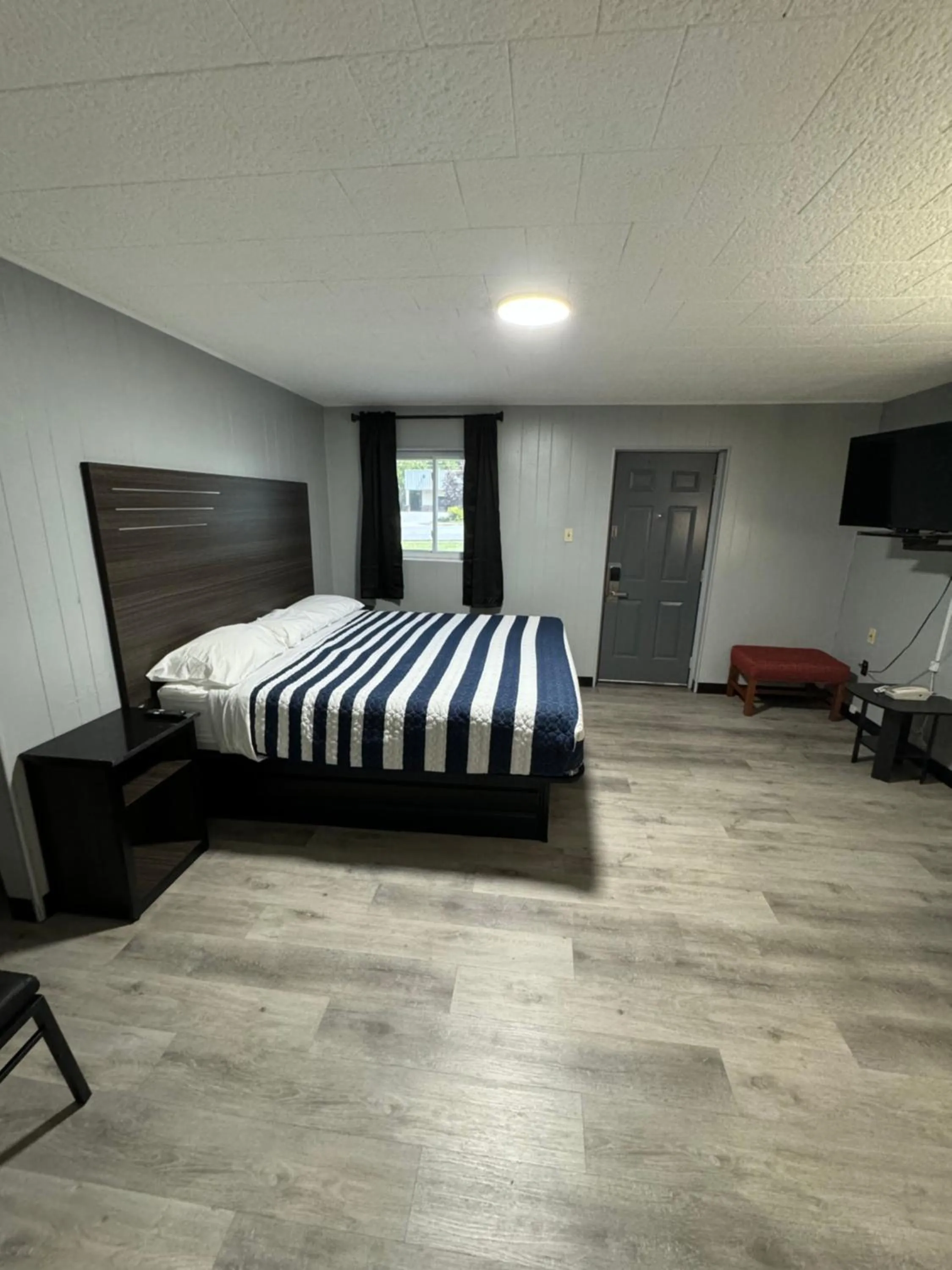 Photo of the whole room, Bed in Acorn Motel