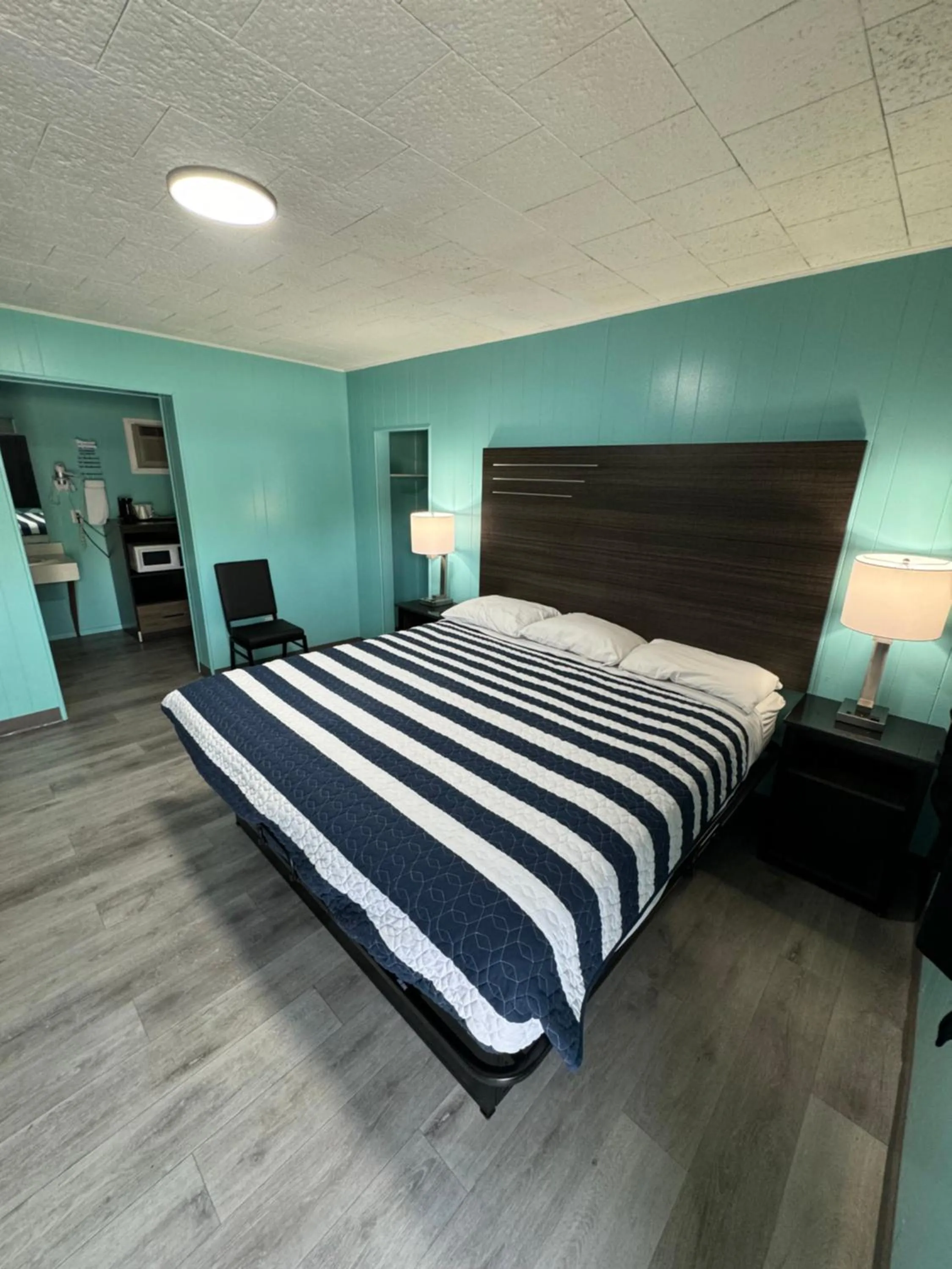 Bedroom, Bed in Acorn Motel