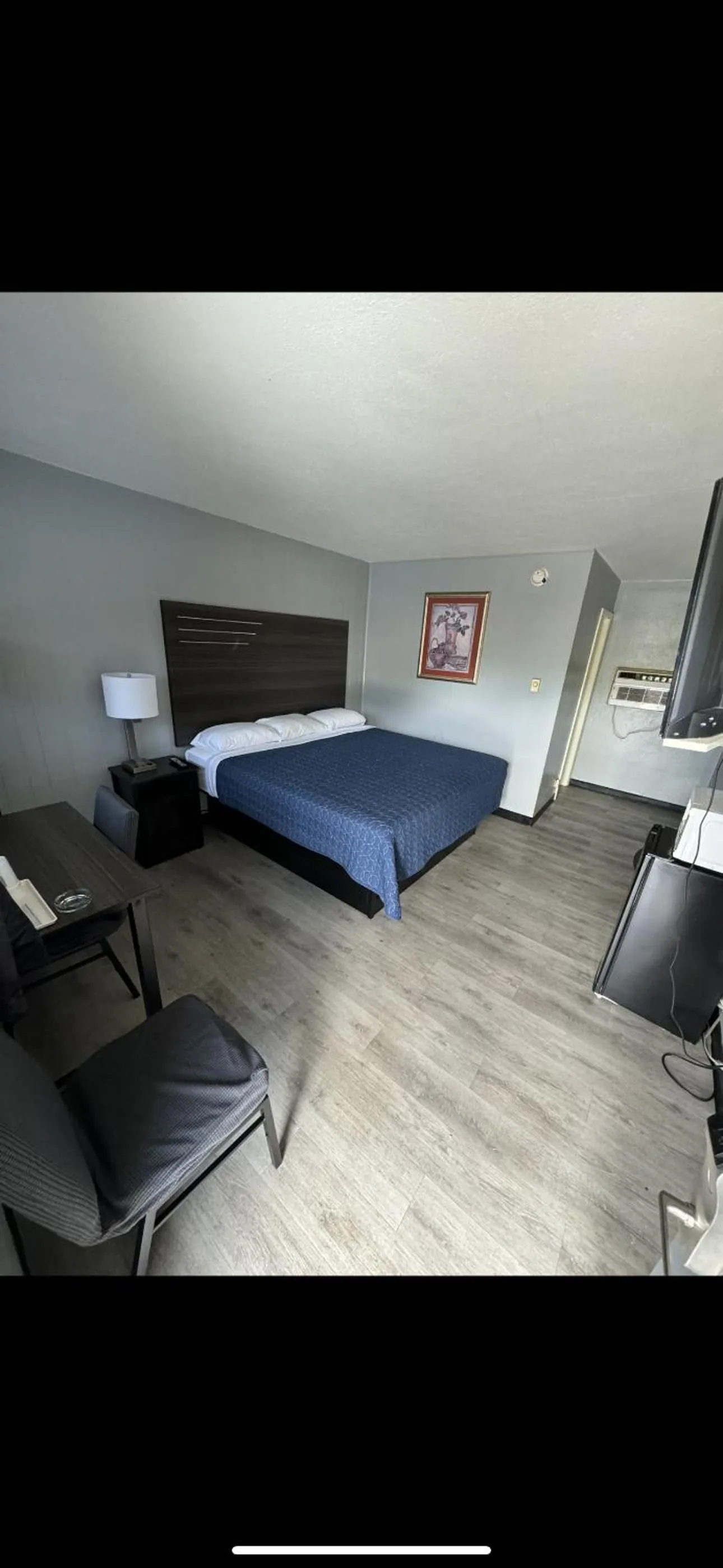 Photo of the whole room, Bed in Acorn Motel