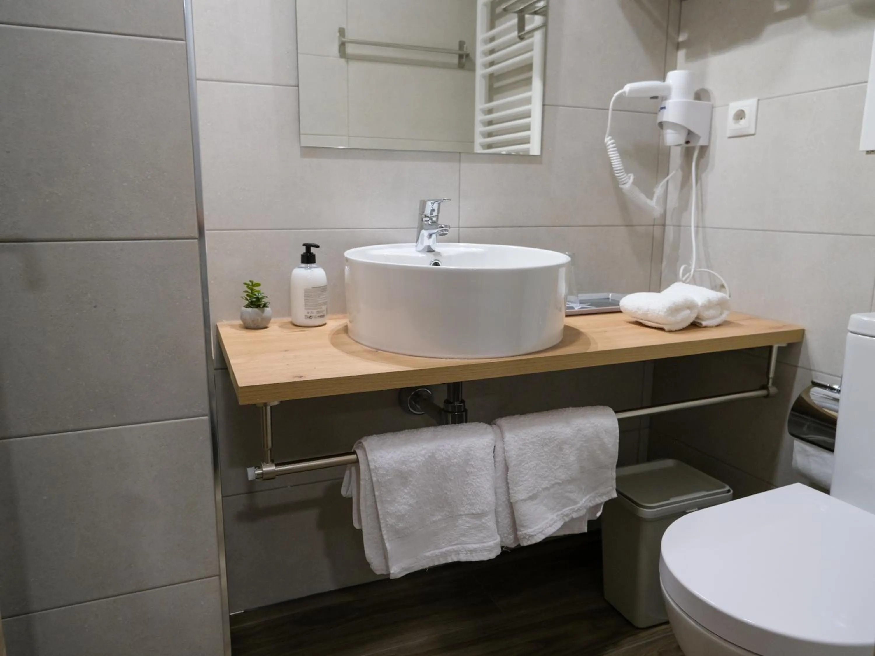 Shower in Alianza Suites