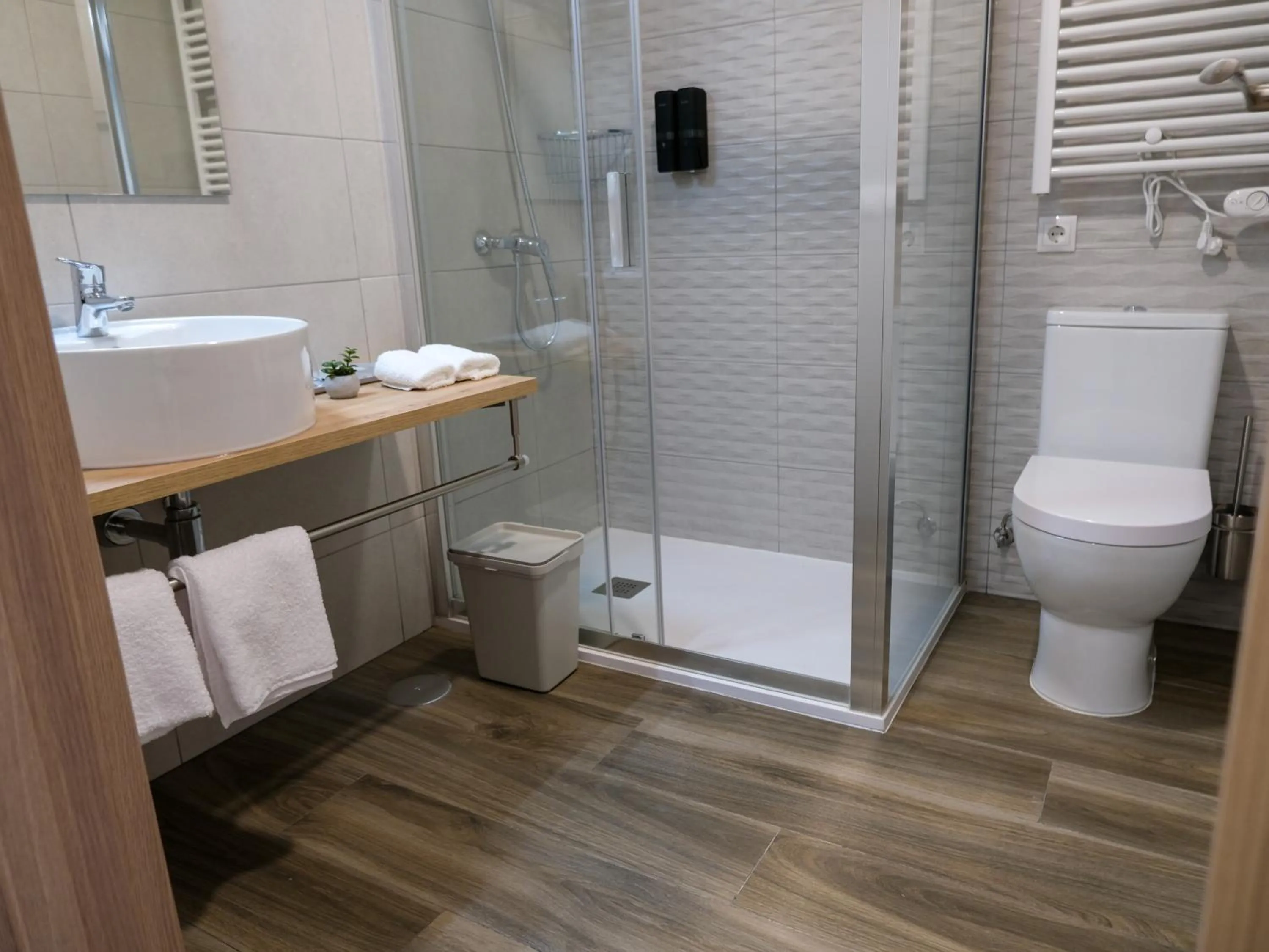 Shower in Alianza Suites